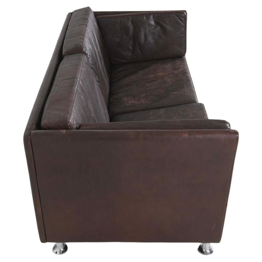 Scandinavian Modern Low Brown Leather Loveseat Sofa with Chrome Legs en Bueno estado para la venta en Brooklyn, NY