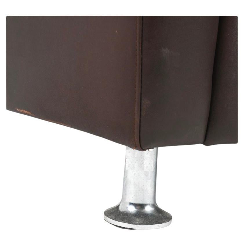Scandinavian Modern Low Brown Leather Loveseat Sofa with Chrome Legs finales del siglo XX en venta