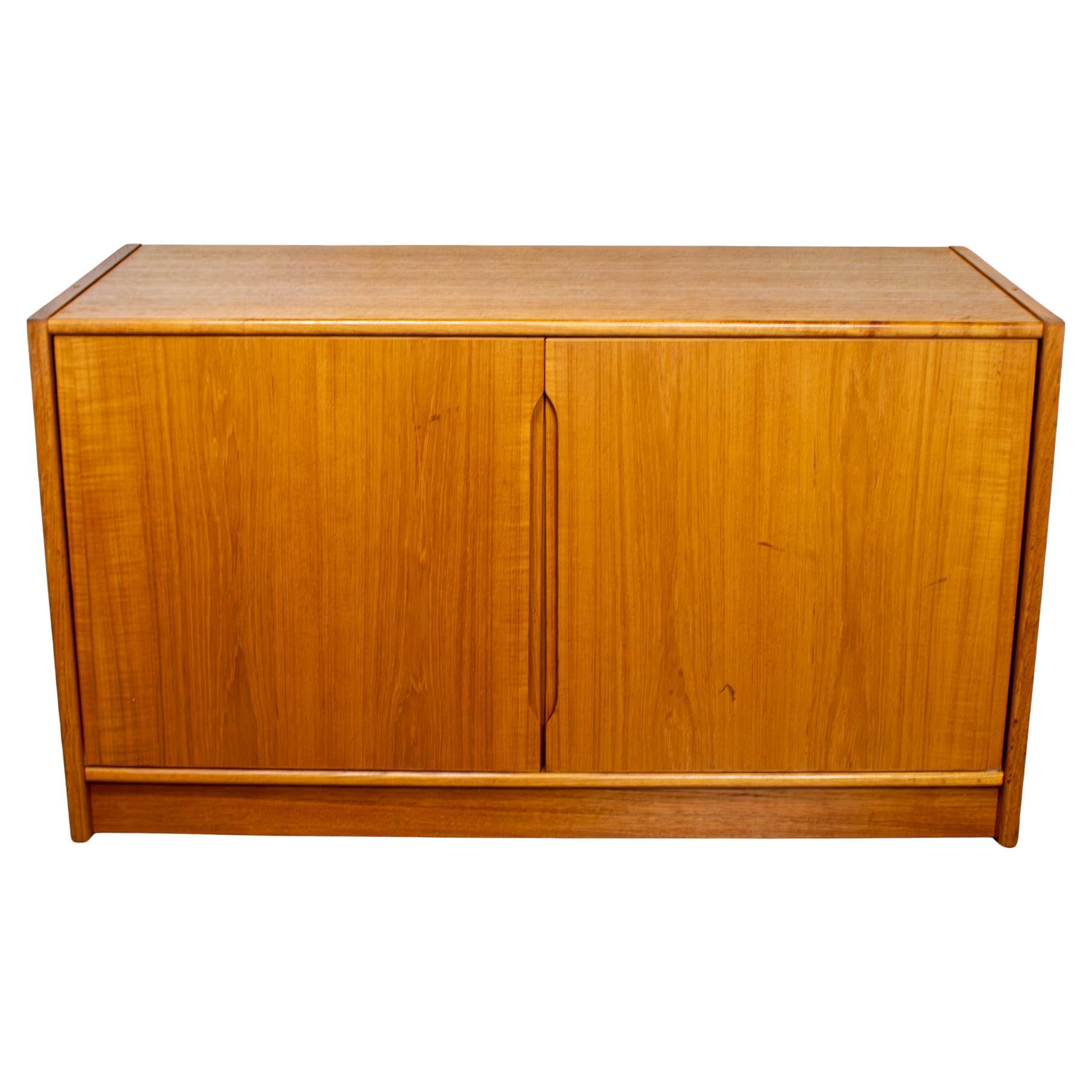 Armadio basso in teak moderno e scandinavo Piccolo buffet o credenza