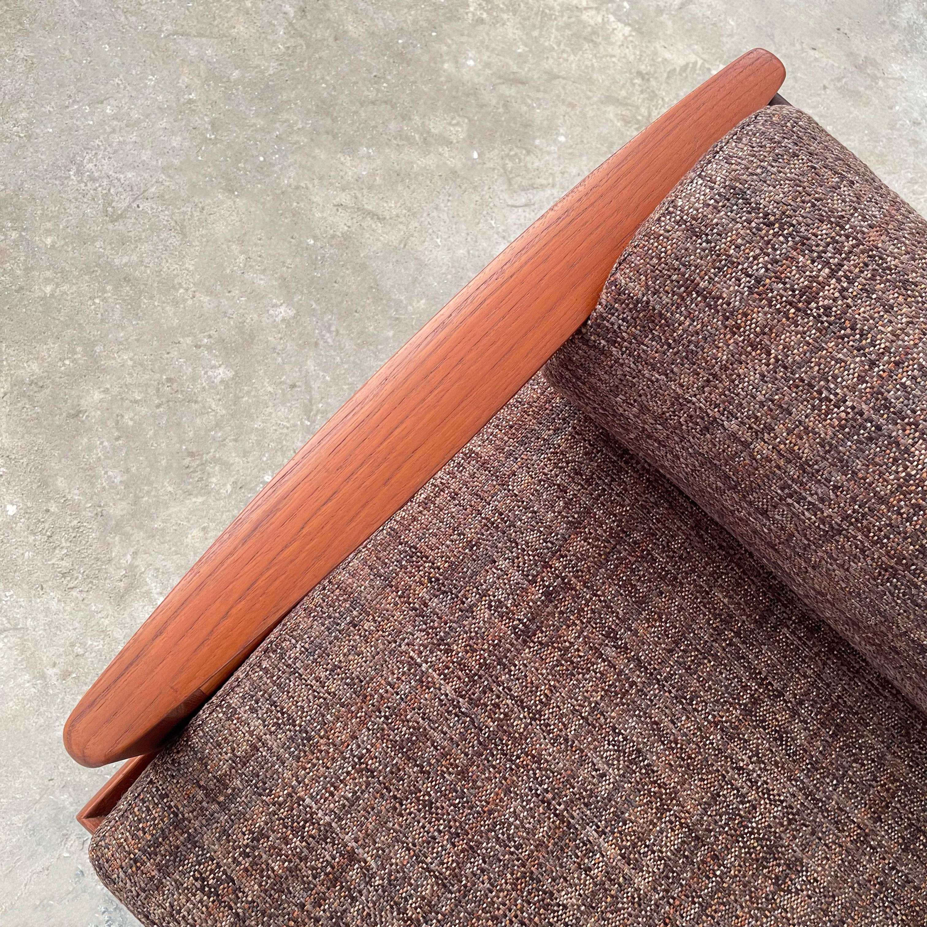 The Modern Scandinavian Divano basso imbottito in teak in vendita 7