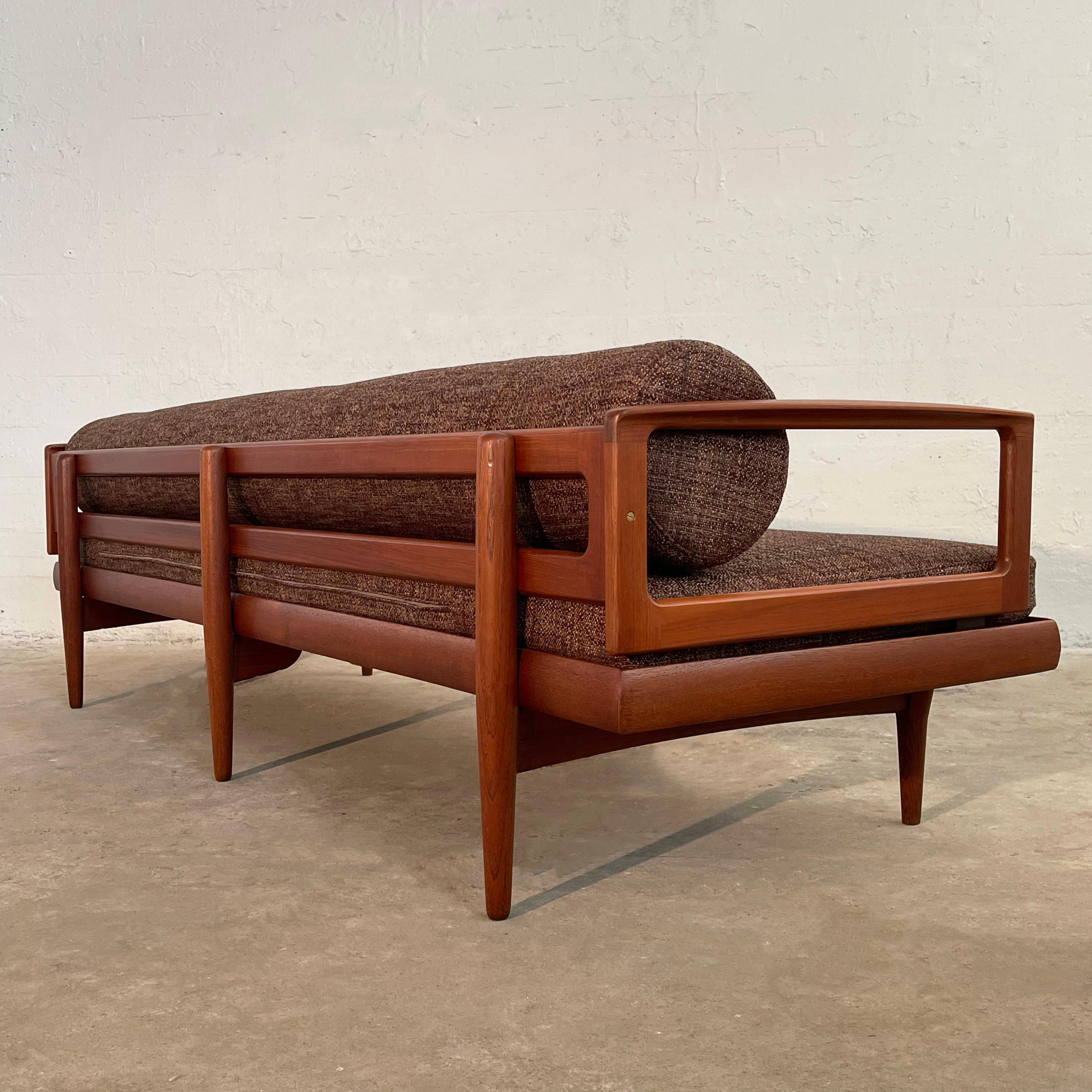 Skandinavisches modernes gepolstertes Sofa aus niedrigem Teakholz im Zustand „Gut“ im Angebot in Brooklyn, NY