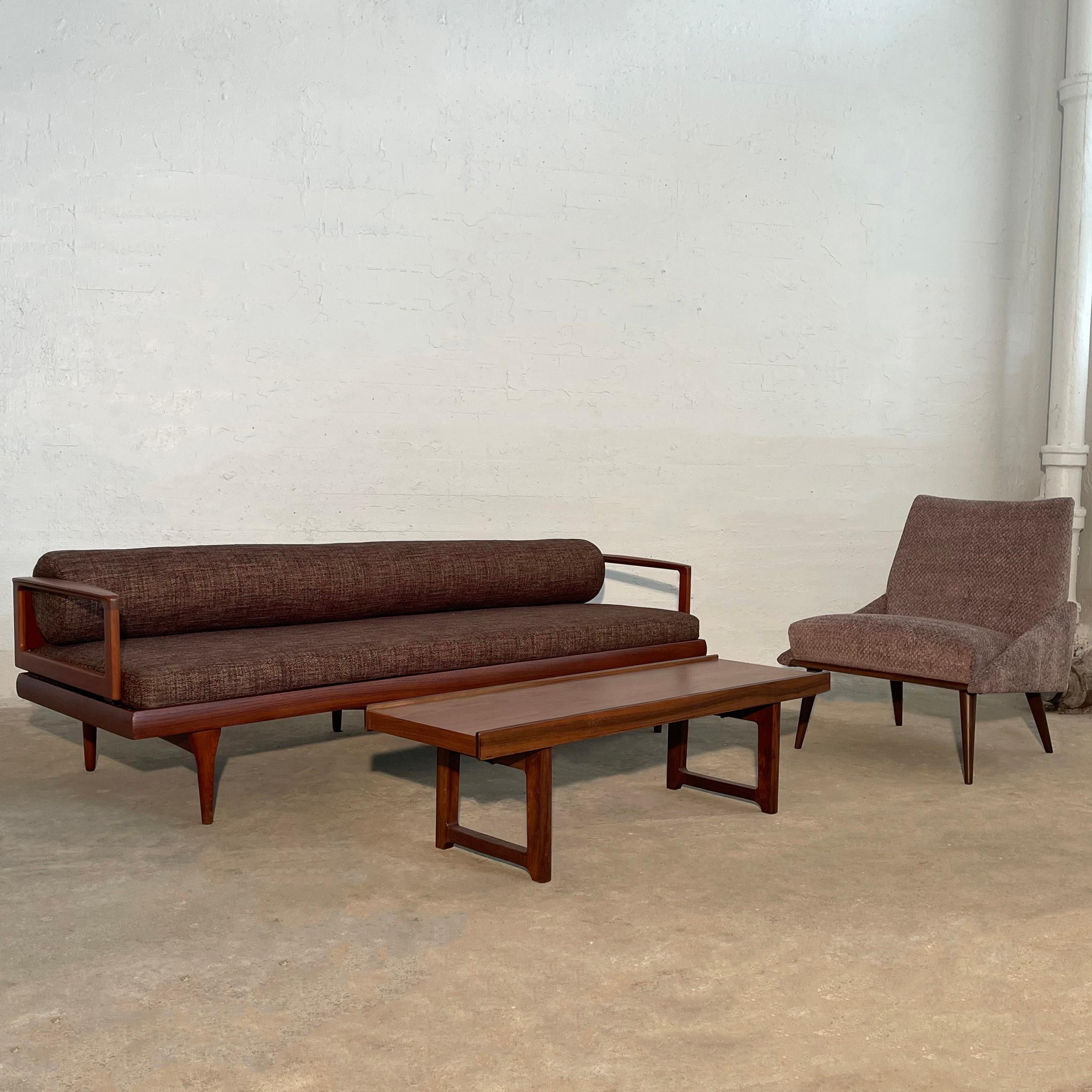 Skandinavisches modernes gepolstertes Sofa aus niedrigem Teakholz (Stoff) im Angebot