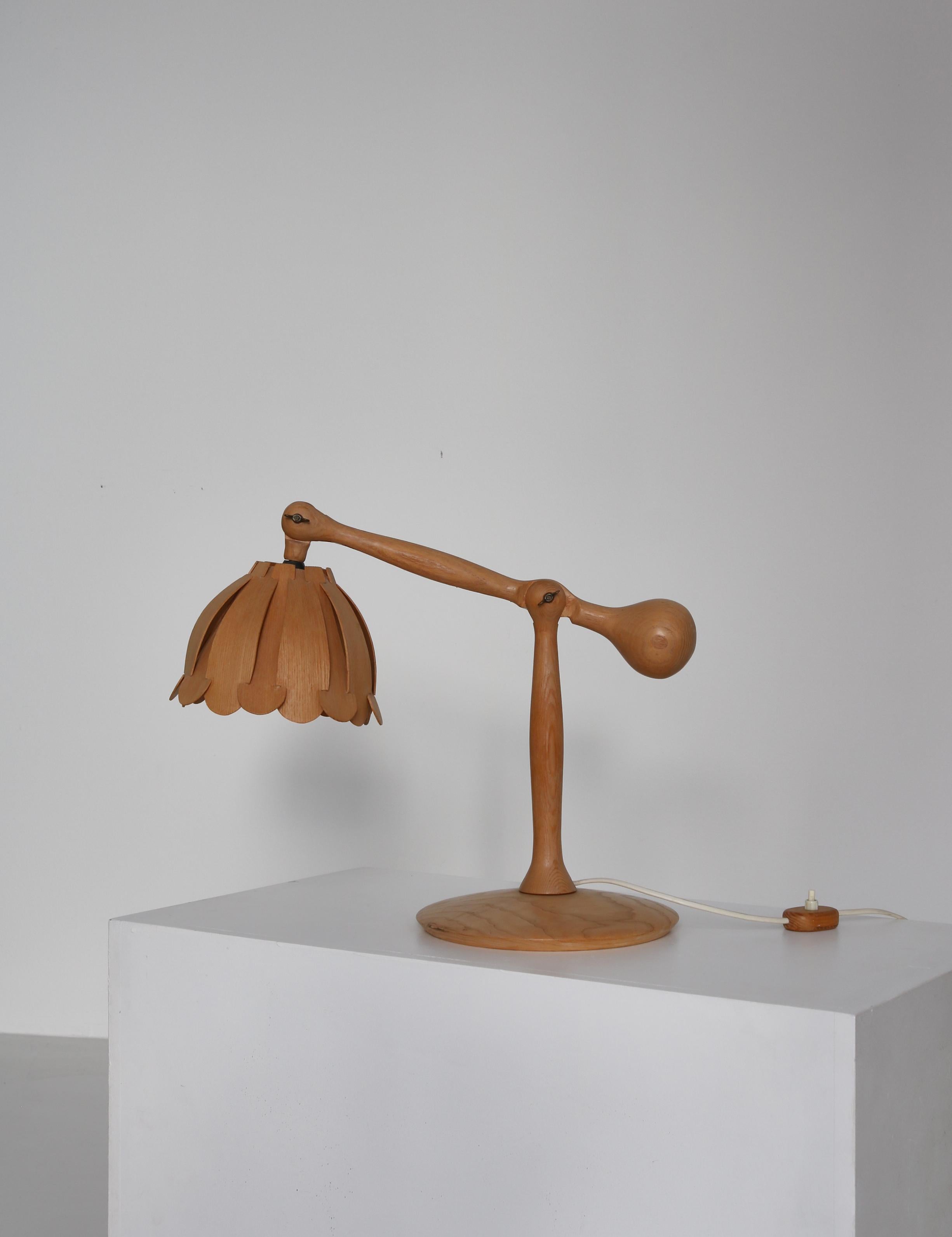 Magnifique lampe de table Modern Scandinavian fabriquée à la main en Suède dans les années 1960. La lampe est habilement construite en bois de frêne clair avec un beau motif de grain. Il peut être ajusté pour répondre à tous les besoins. Le style