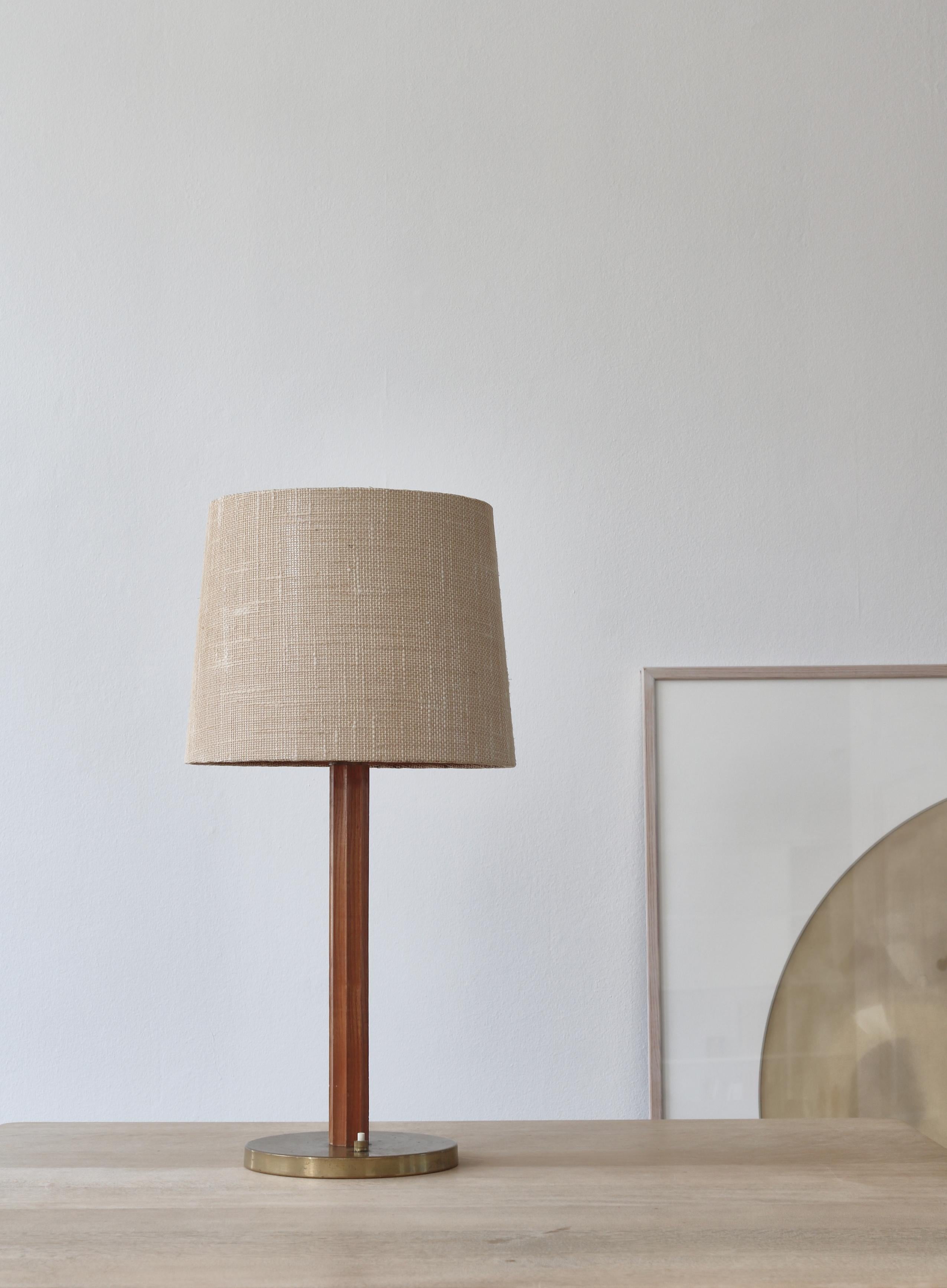 Amazing Scandinavian Modern vintage table lamp manufactured by LYFA, Copenhagen in the 1950s. Base in beautifully patinated brass and stem in solid elm wood. Marked 