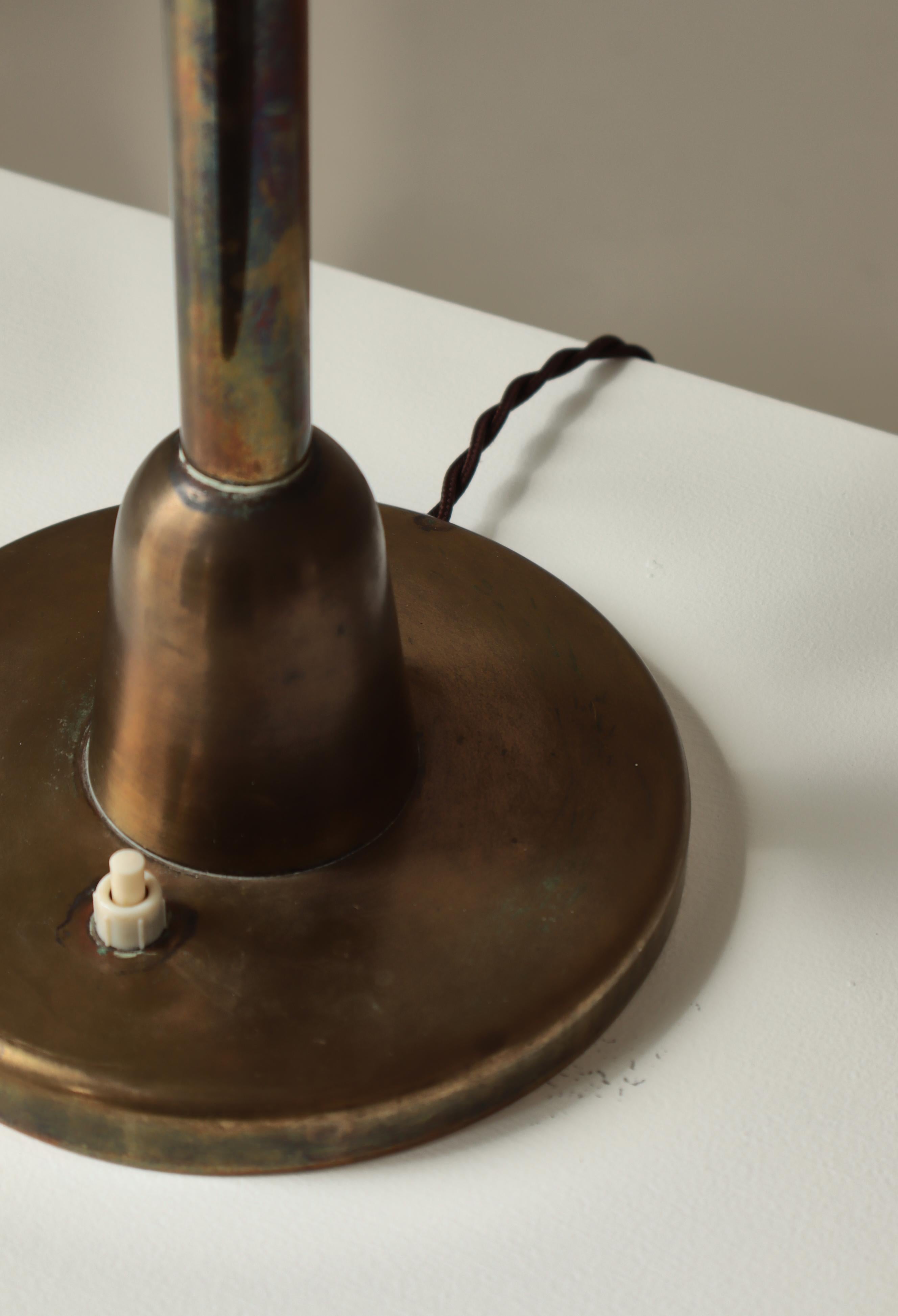 Lámpara de mesa escandinava moderna LYFA Latón patinado Vidrio opalino Años 40 en venta 4