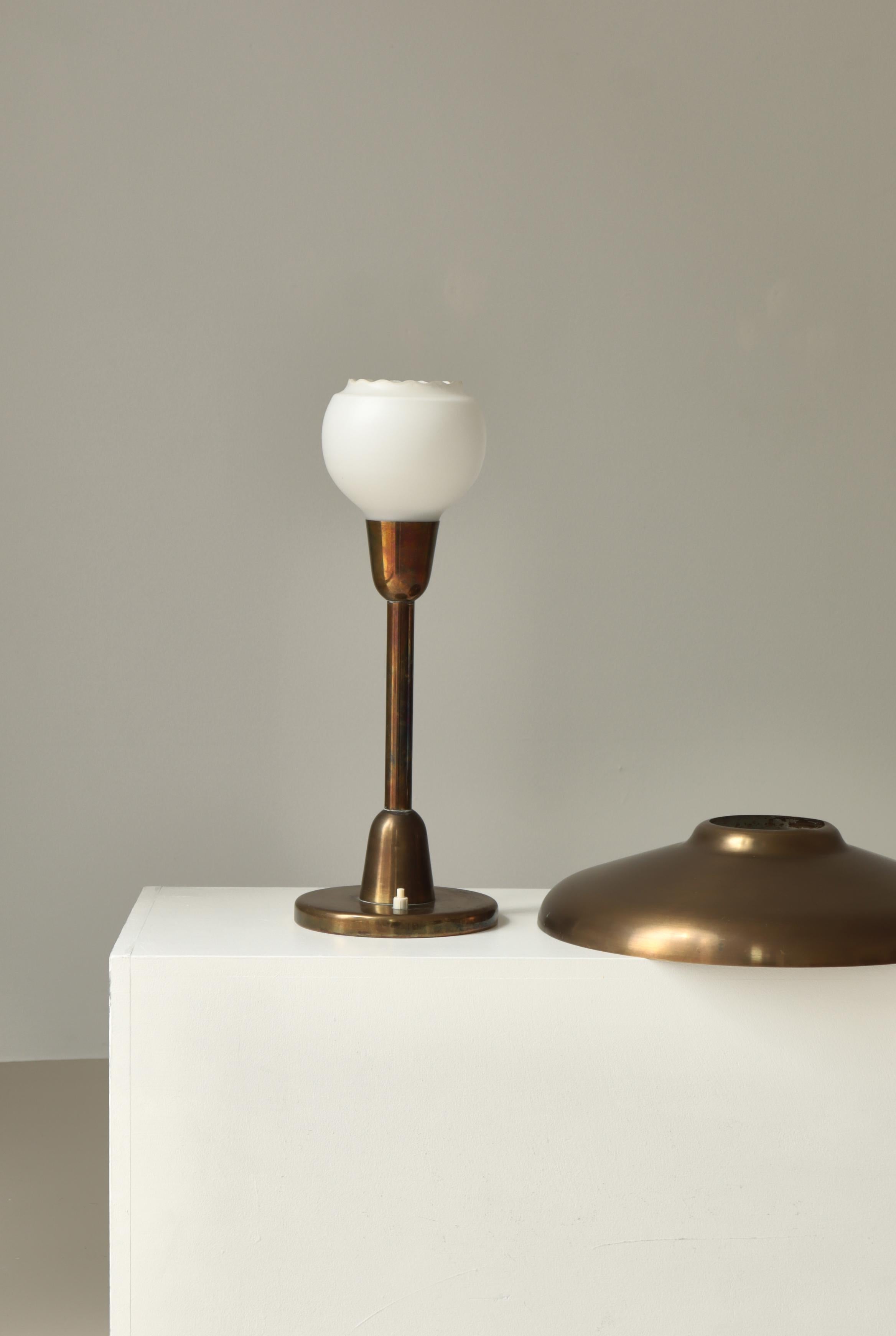 Lámpara de mesa escandinava moderna LYFA Latón patinado Vidrio opalino Años 40 en venta 5