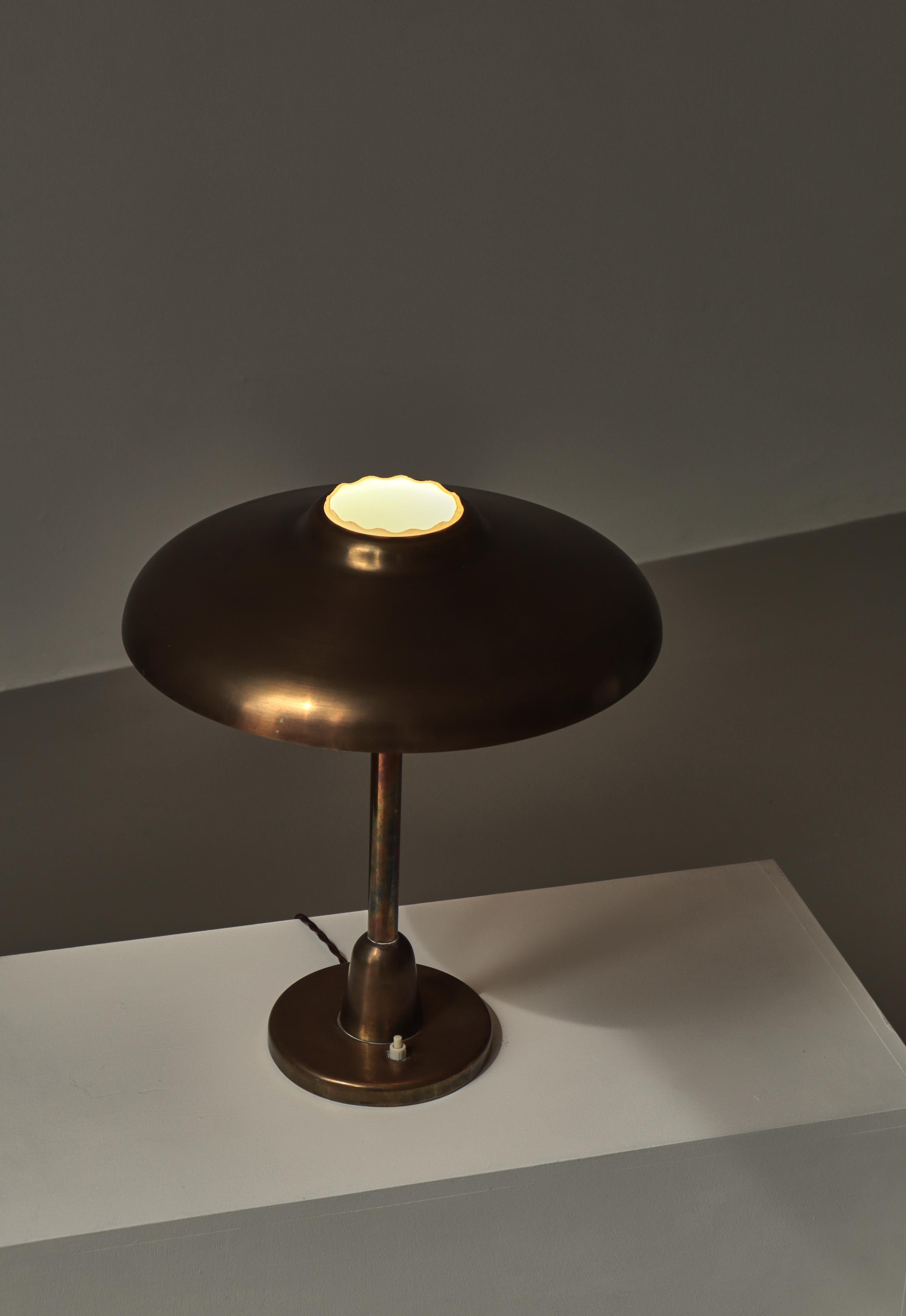 Lámpara de mesa escandinava moderna LYFA Latón patinado Vidrio opalino Años 40 en venta 7