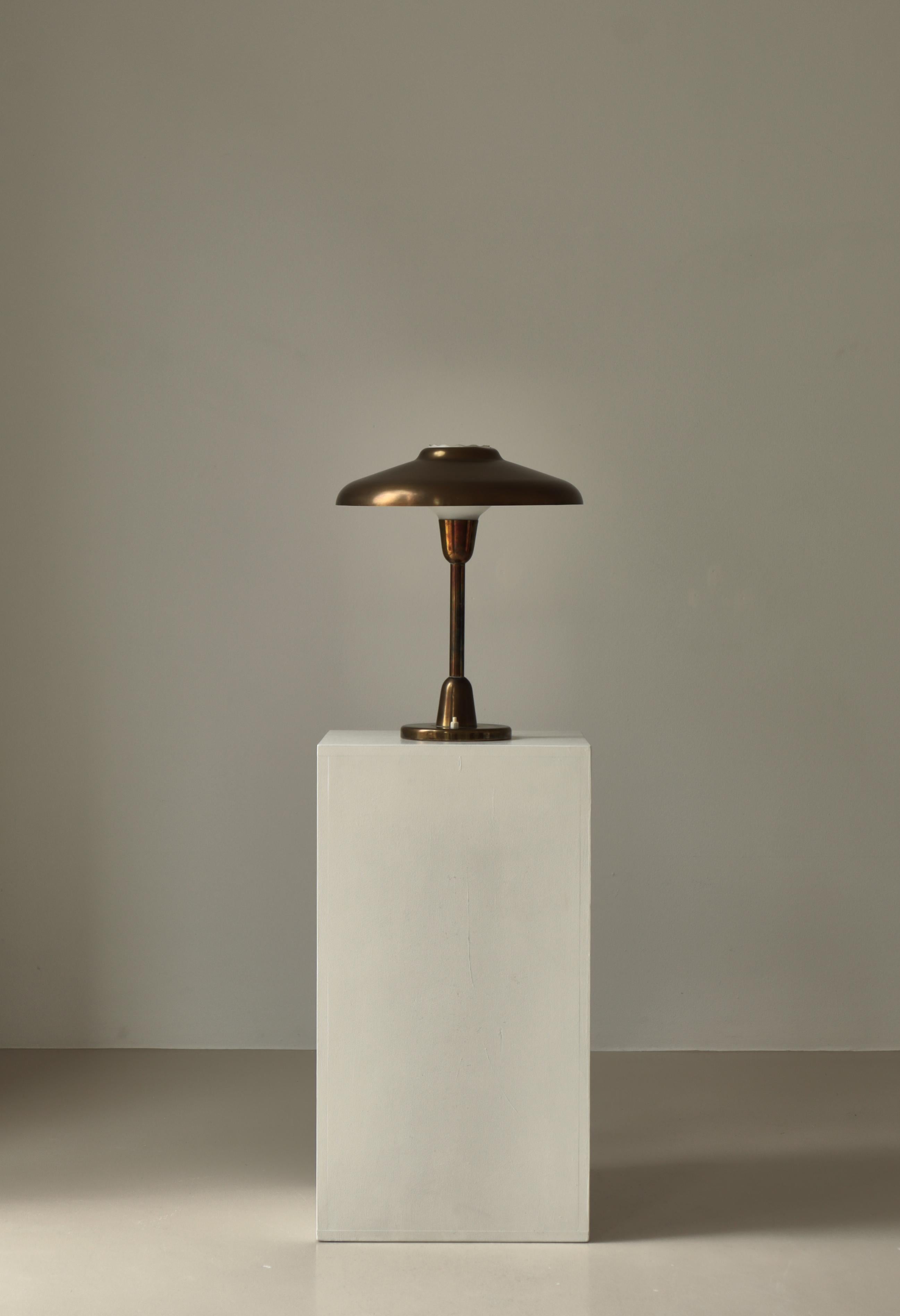 Maravillosa lámpara de sobremesa de latón patinado y cristal opalino soplado a mano, fabricada en la década de 1940 por la empresa danesa LYFA. Al estilo de Bent Karlby.

Desde los años 30, LYFA ha ganado múltiples premios internacionales de diseño