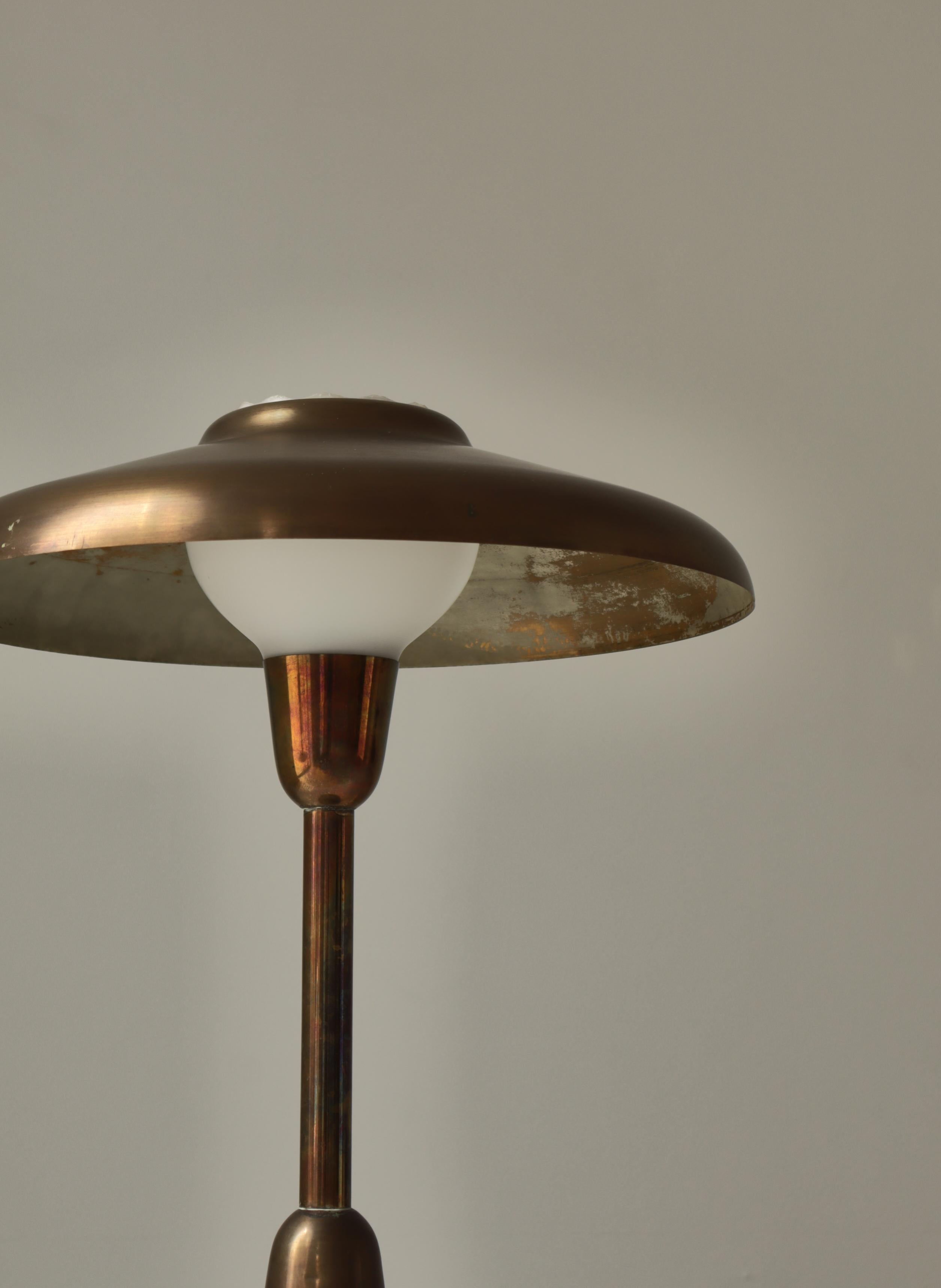 Lámpara de mesa escandinava moderna LYFA Latón patinado Vidrio opalino Años 40 Escandinavo moderno en venta