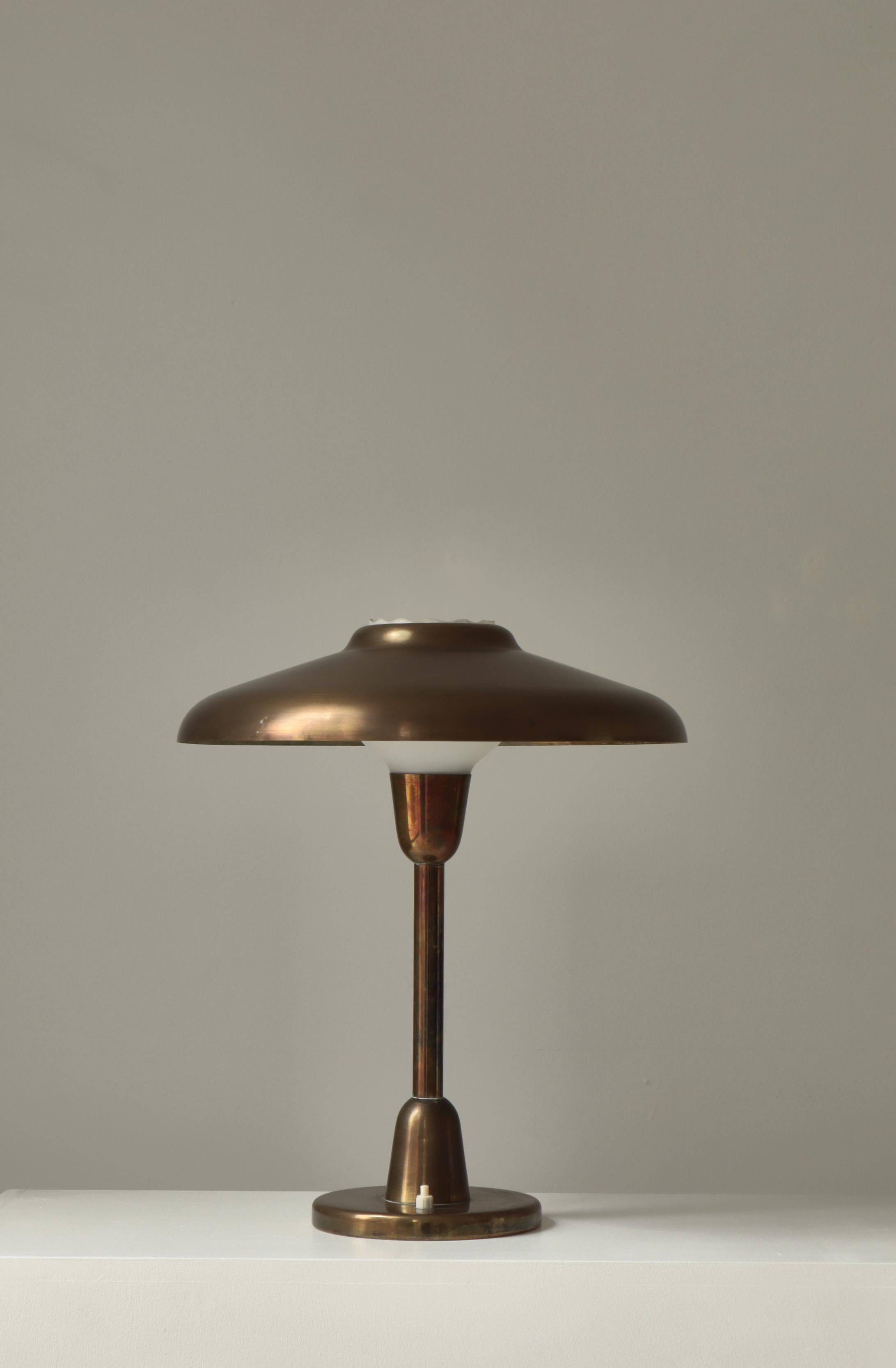 Lámpara de mesa escandinava moderna LYFA Latón patinado Vidrio opalino Años 40 en Bueno estado para la venta en Odense, DK