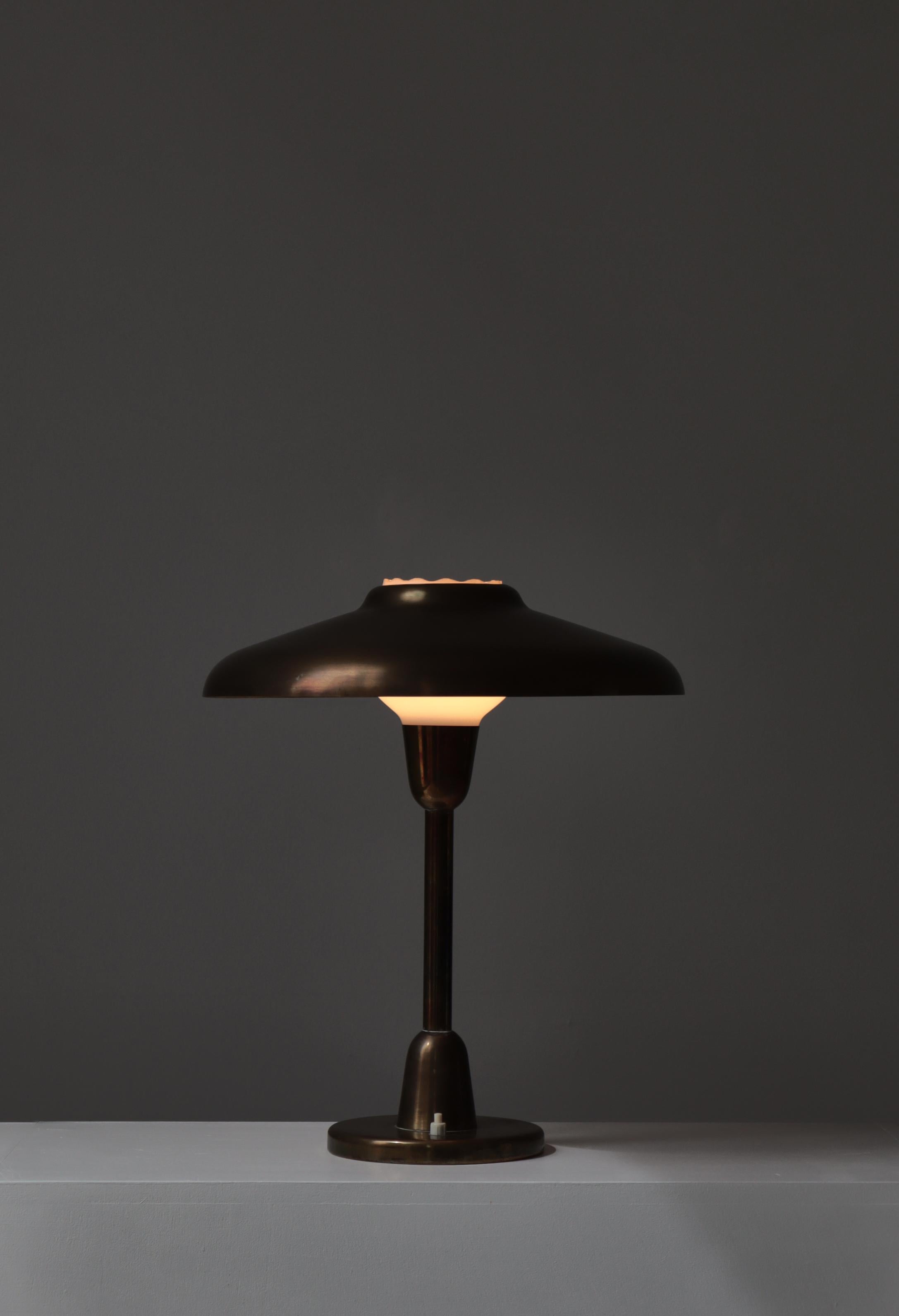 Lámpara de mesa escandinava moderna LYFA Latón patinado Vidrio opalino Años 40 mediados del siglo XX en venta