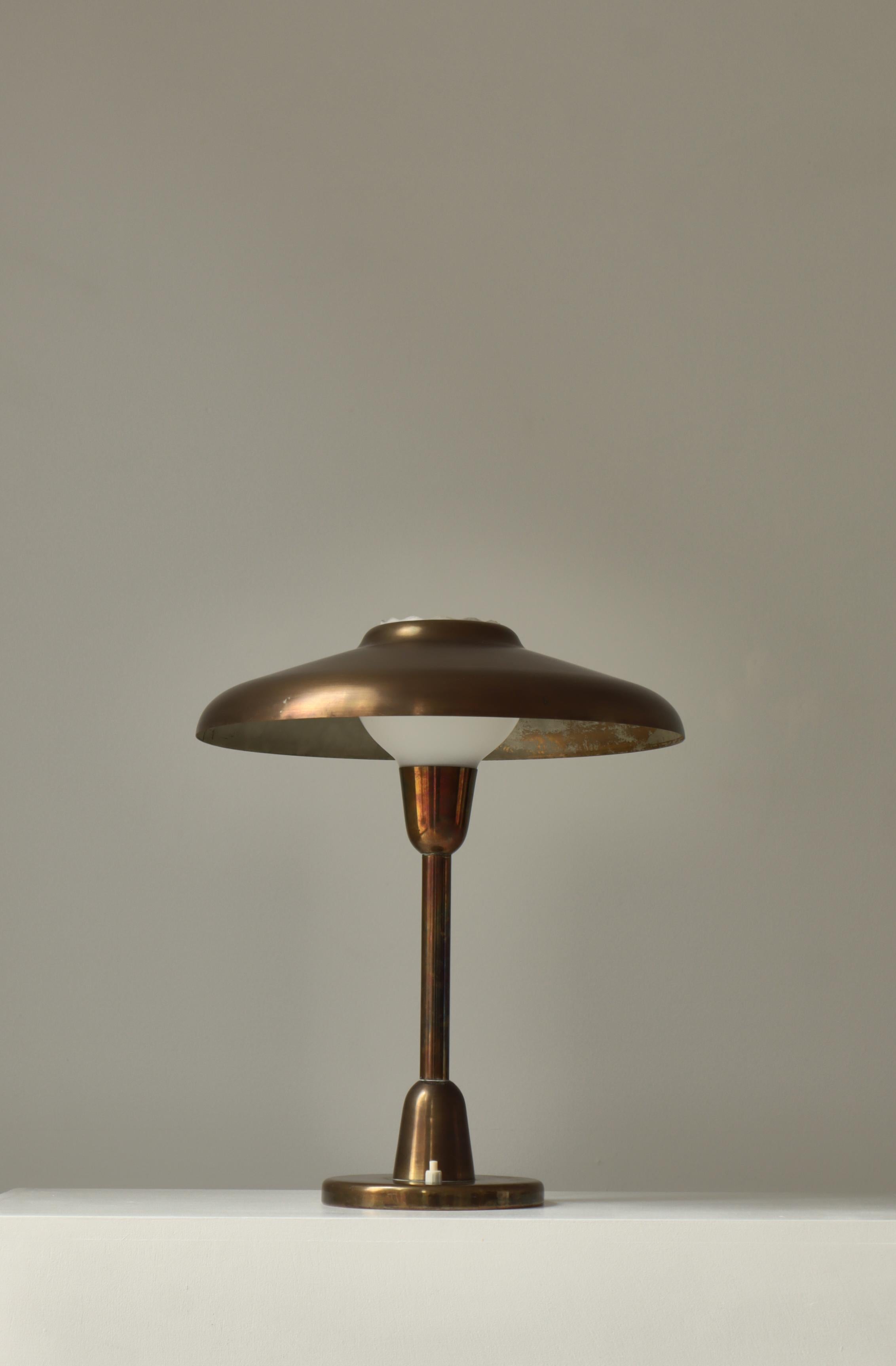 Lámpara de mesa escandinava moderna LYFA Latón patinado Vidrio opalino Años 40 en venta 1