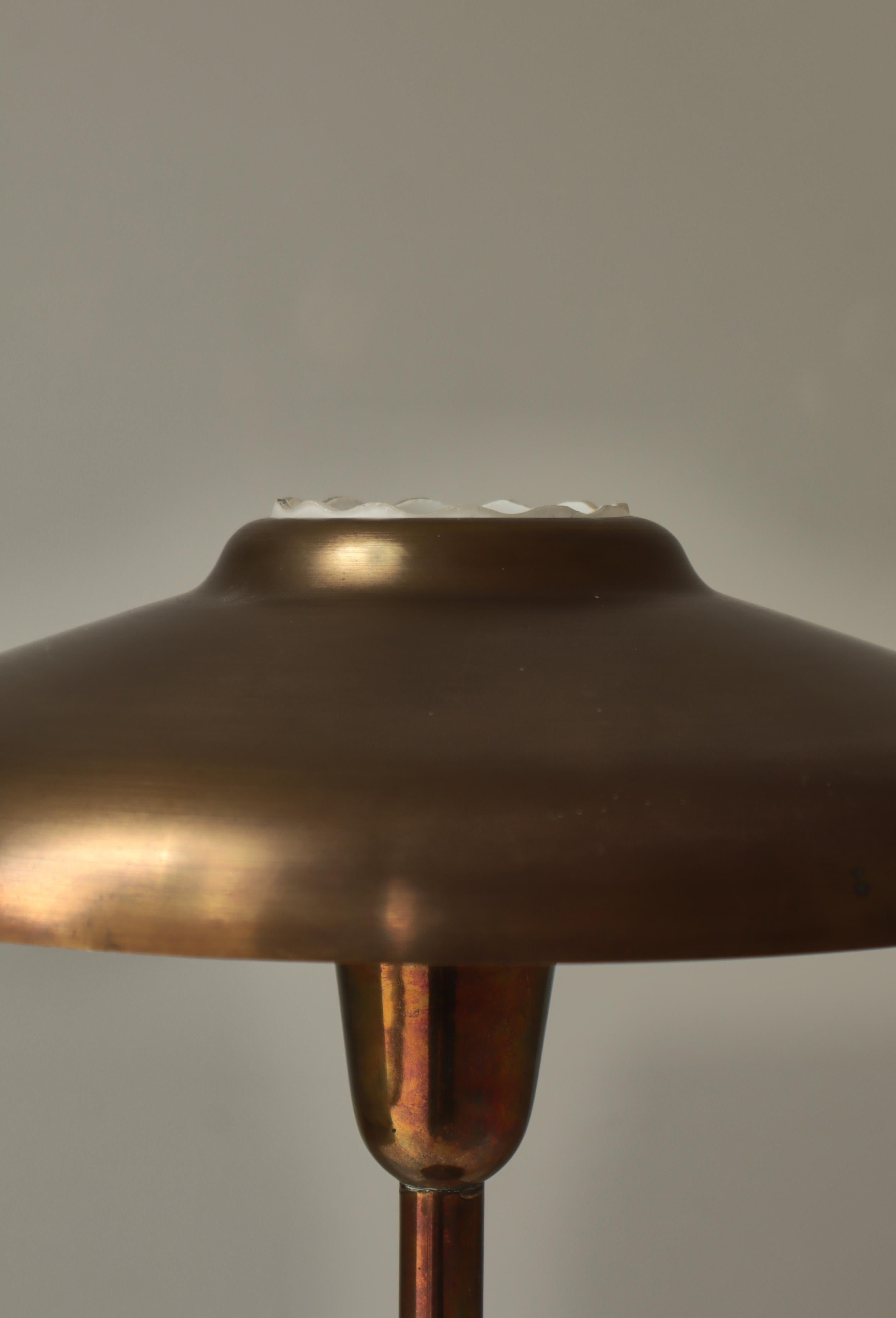 Lámpara de mesa escandinava moderna LYFA Latón patinado Vidrio opalino Años 40 en venta 2