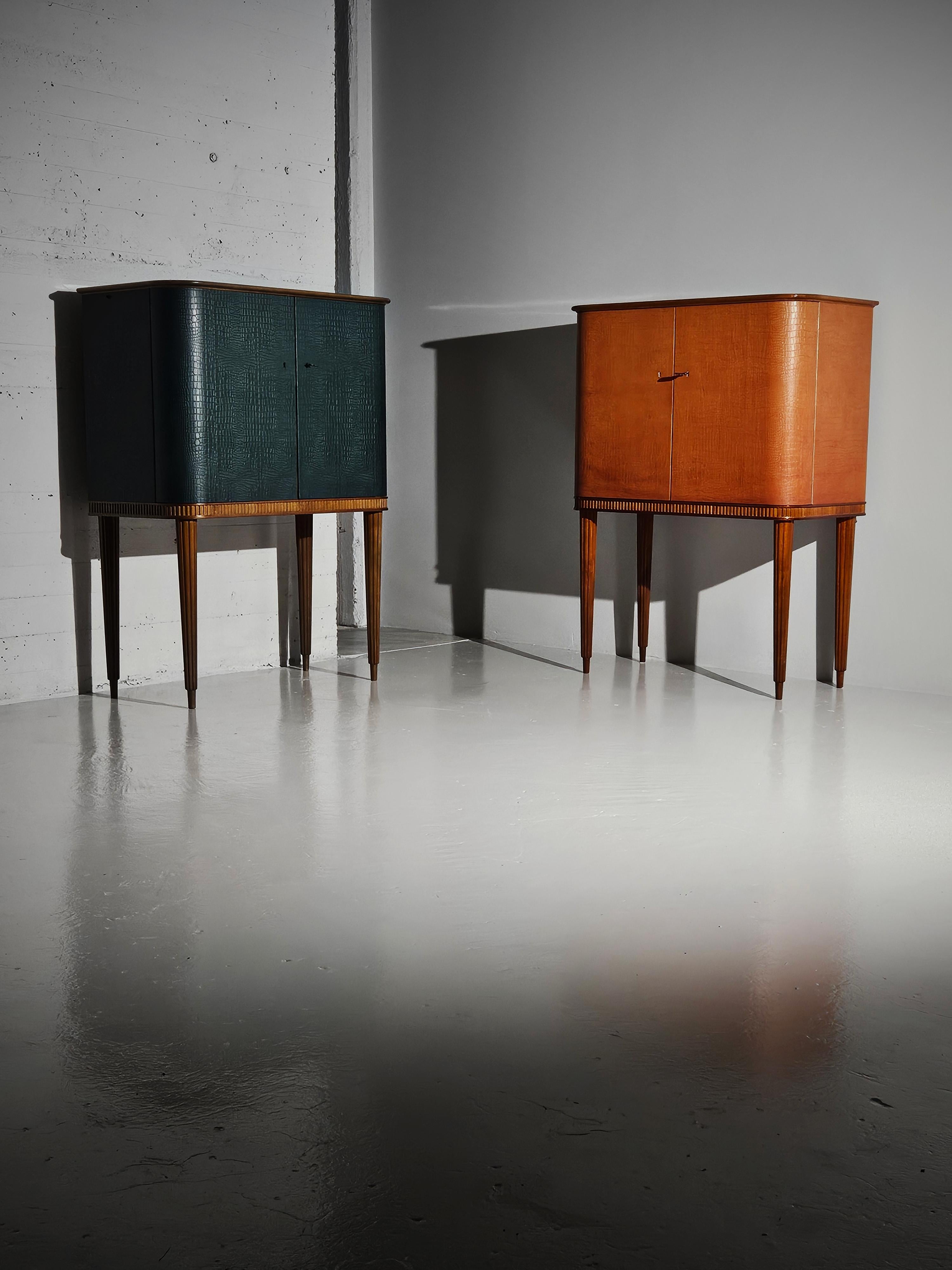 Mobile bar moderno scandinavo in mogano e pelle, Svezia, anni '50 in vendita 2