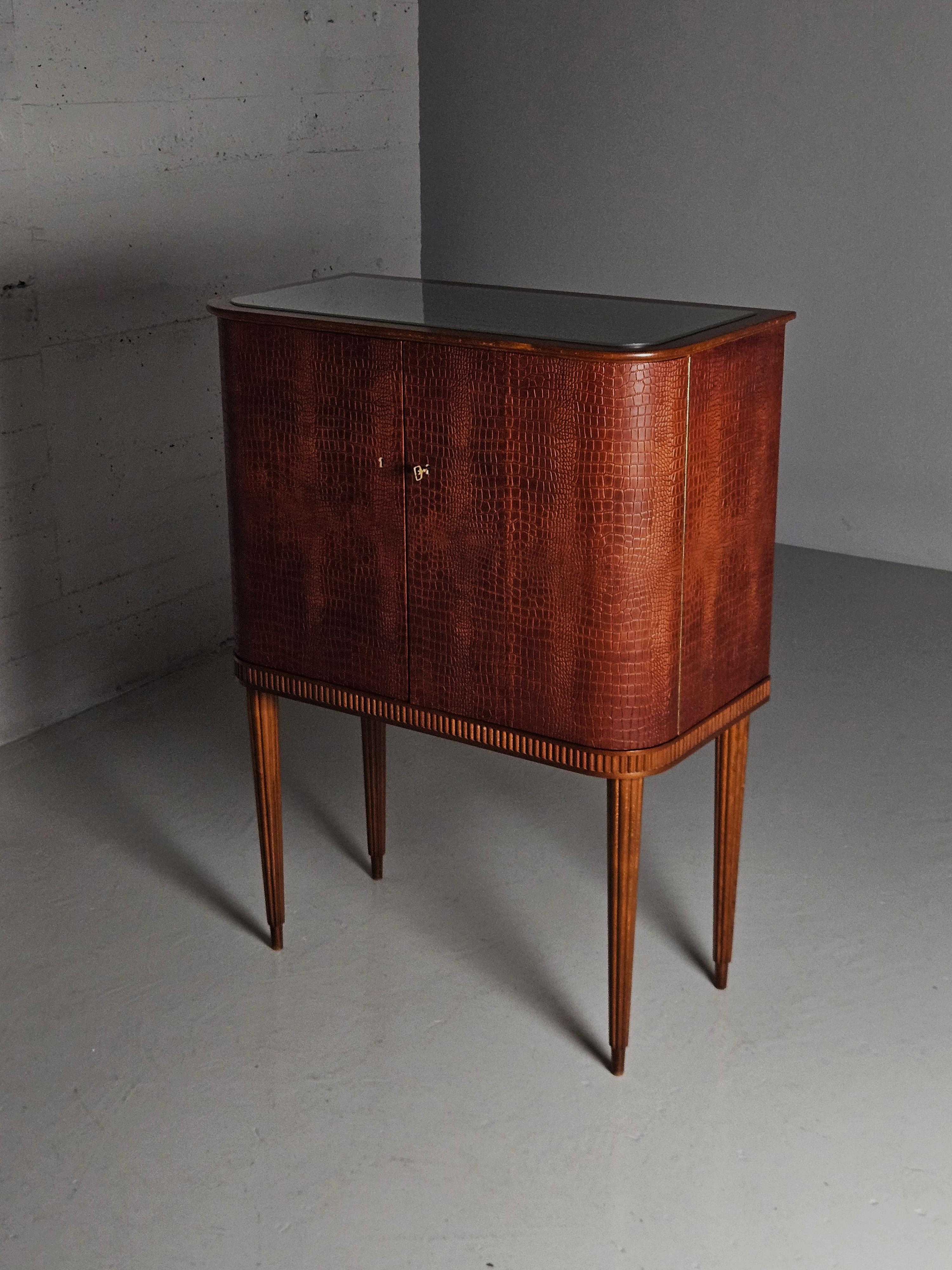Mobile bar moderno scandinavo in mogano e pelle, Svezia, anni '50 in vendita 3
