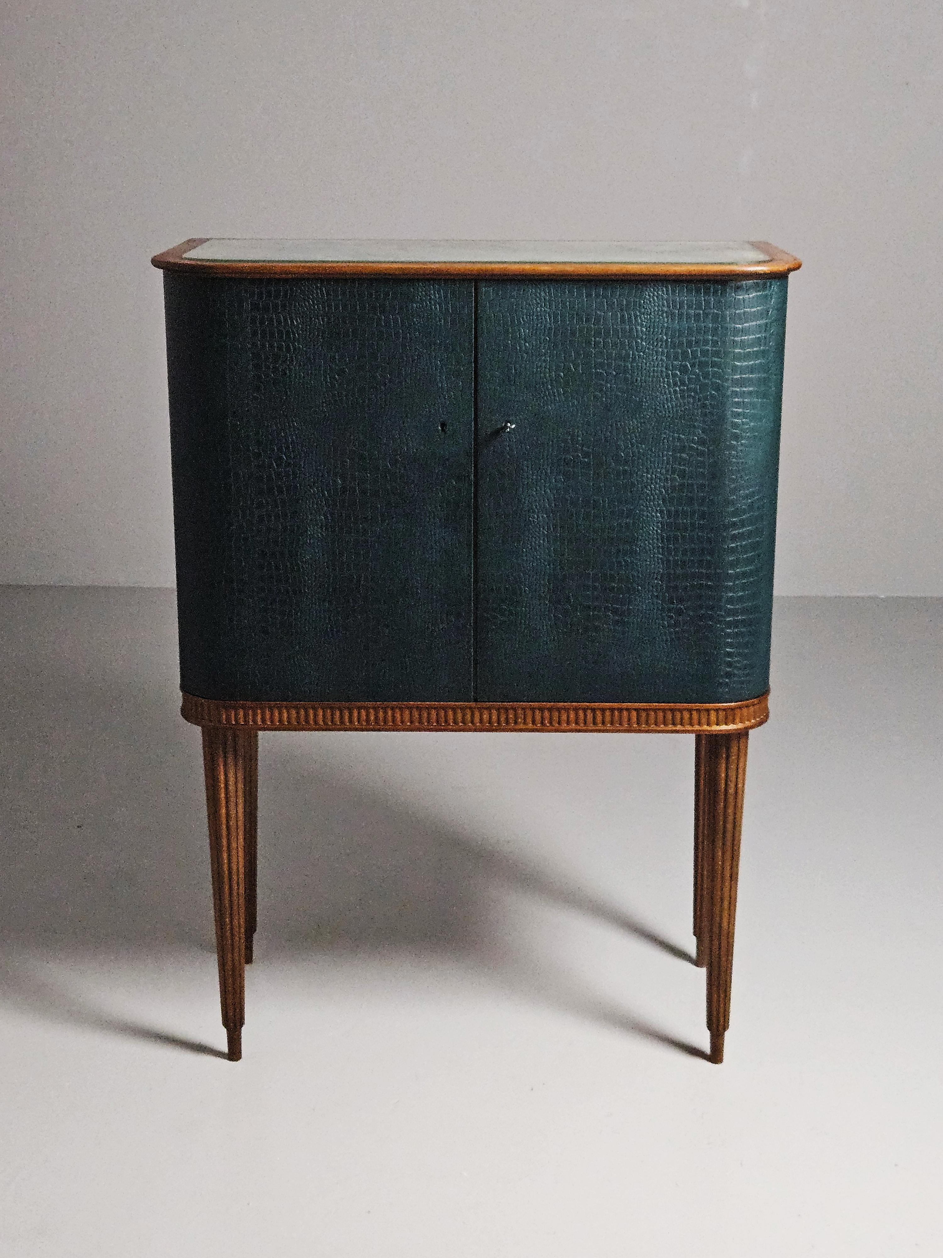 Grande mobile bar di un designer svedese sconosciuto. Prodotto da AB Förenade Möbelfabrikerna Linköping, Svezia, negli anni Cinquanta. 

Realizzato in mogano con la parte anteriore vestita in pelle. Gambe sottili e scultoree. Vetro a specchio e