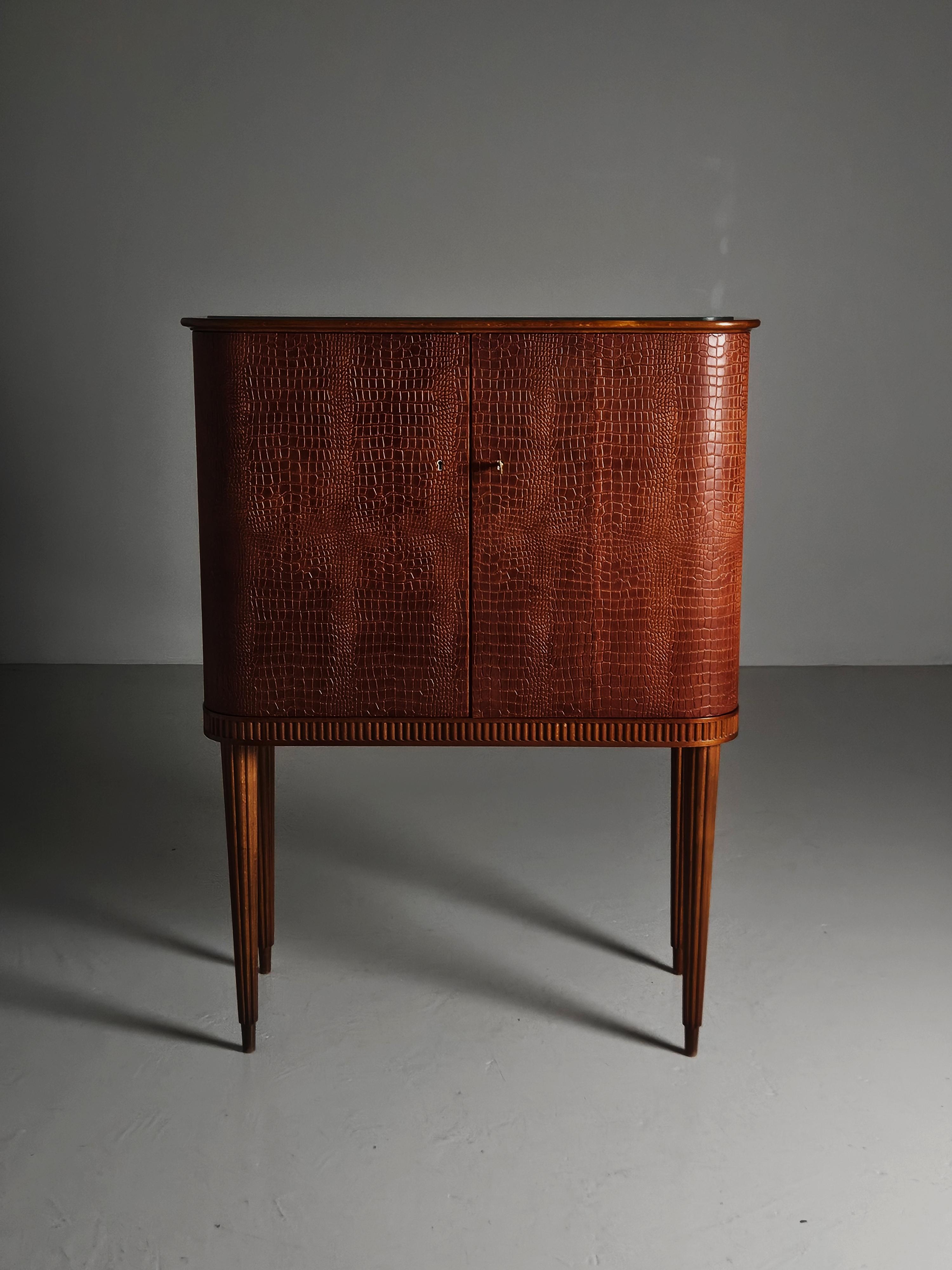 Grande mobile bar di un designer svedese sconosciuto. Prodotto da AB Förenade Möbelfabrikerna Linköping, Svezia, negli anni Cinquanta. 

Realizzato in mogano con la parte anteriore vestita in pelle. Gambe sottili e scultoree. Vetro a specchio e