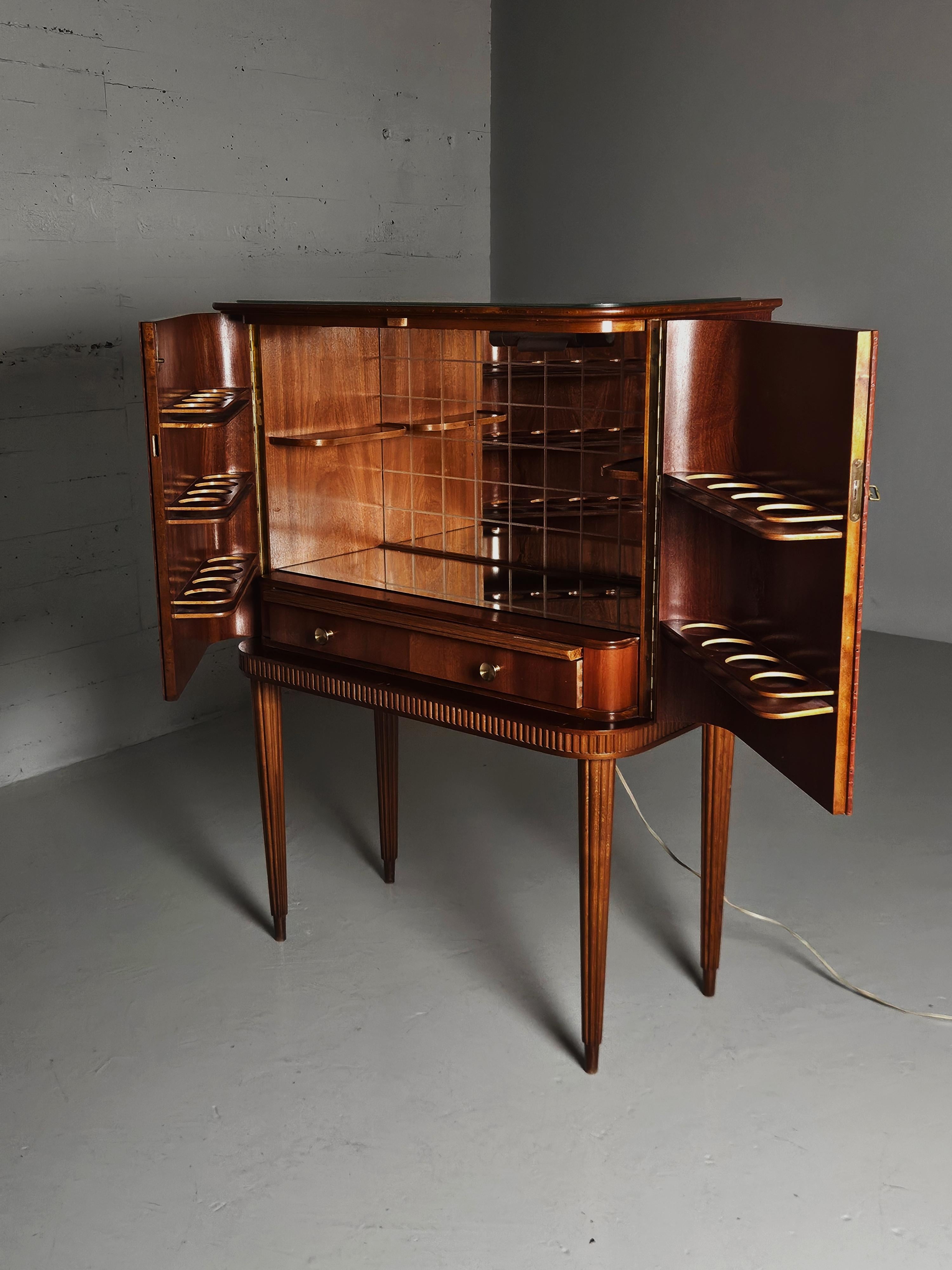 XX secolo Mobile bar moderno scandinavo in mogano e pelle, Svezia, anni '50 in vendita