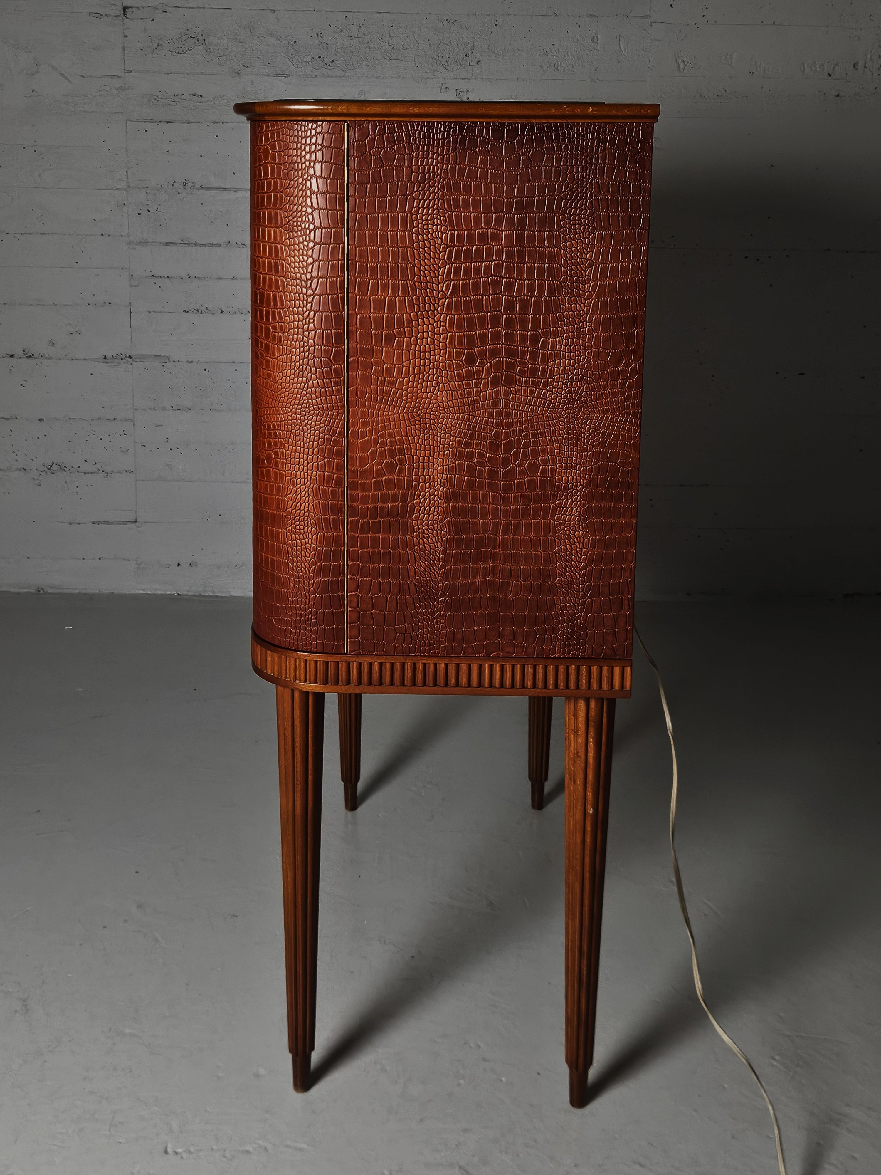 Pelle Mobile bar moderno scandinavo in mogano e pelle, Svezia, anni '50 in vendita