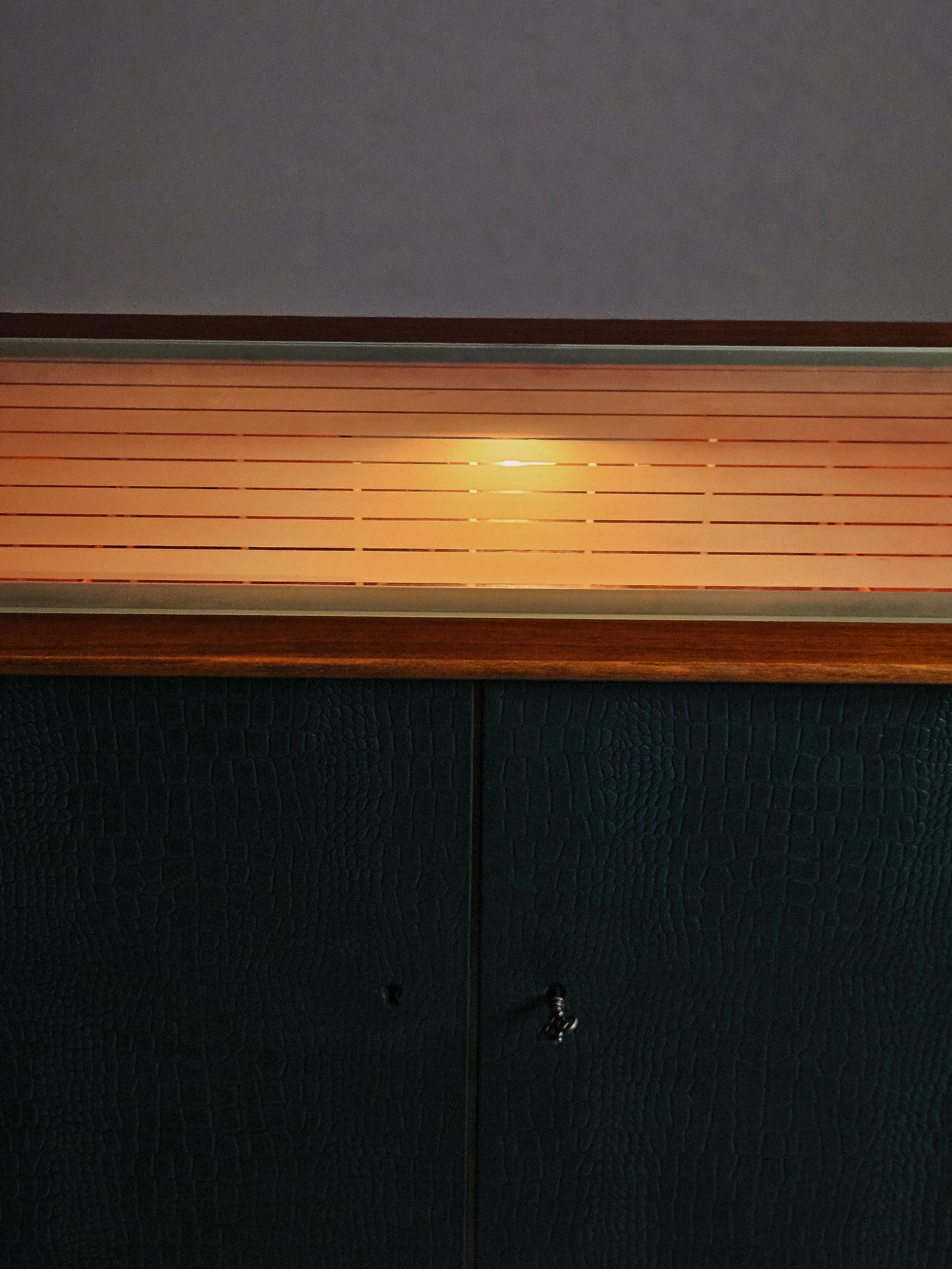 Pelle Mobile bar moderno scandinavo in mogano e pelle, Svezia, anni '50 in vendita