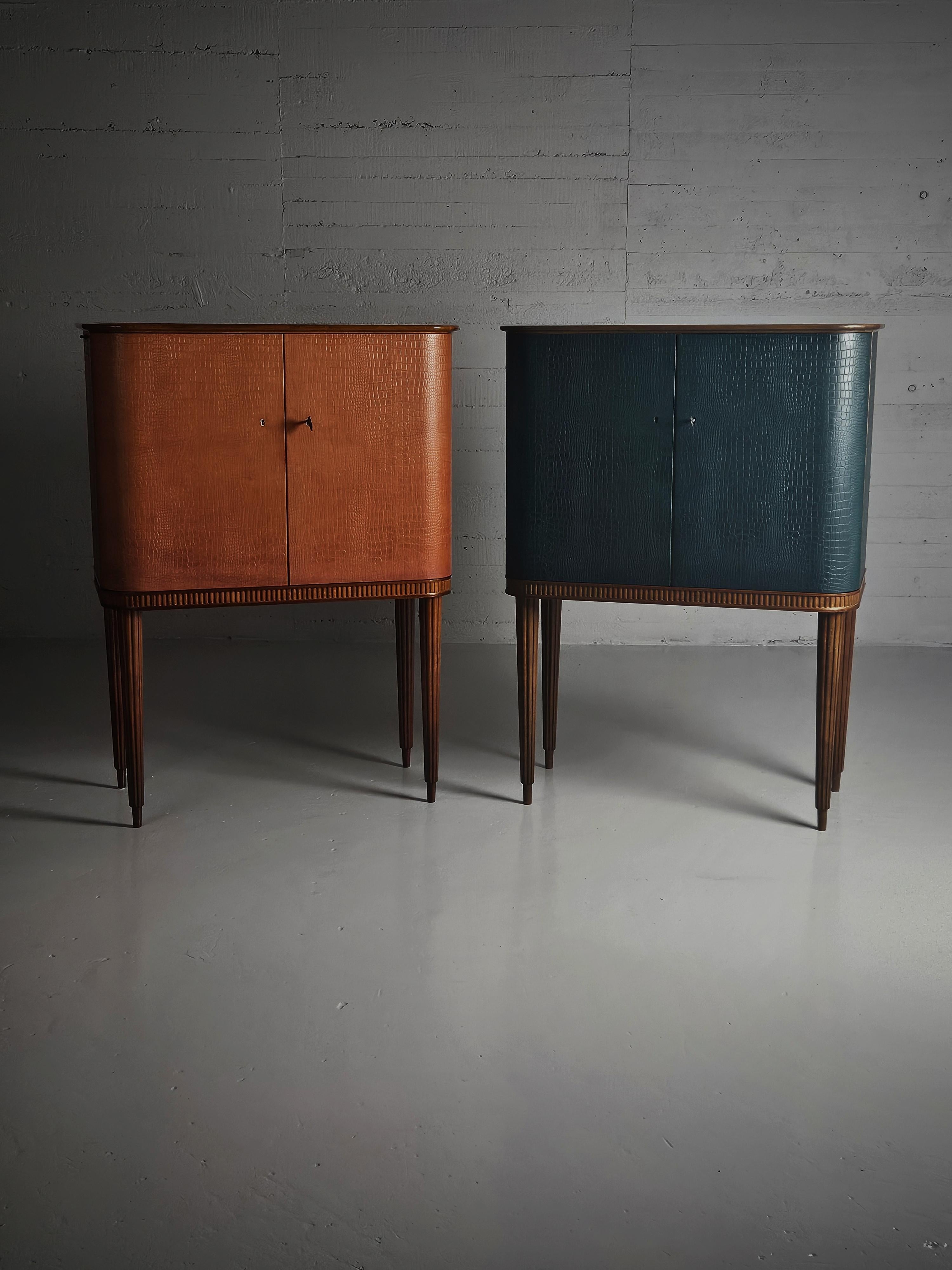 Mobile bar moderno scandinavo in mogano e pelle, Svezia, anni '50 in vendita 1