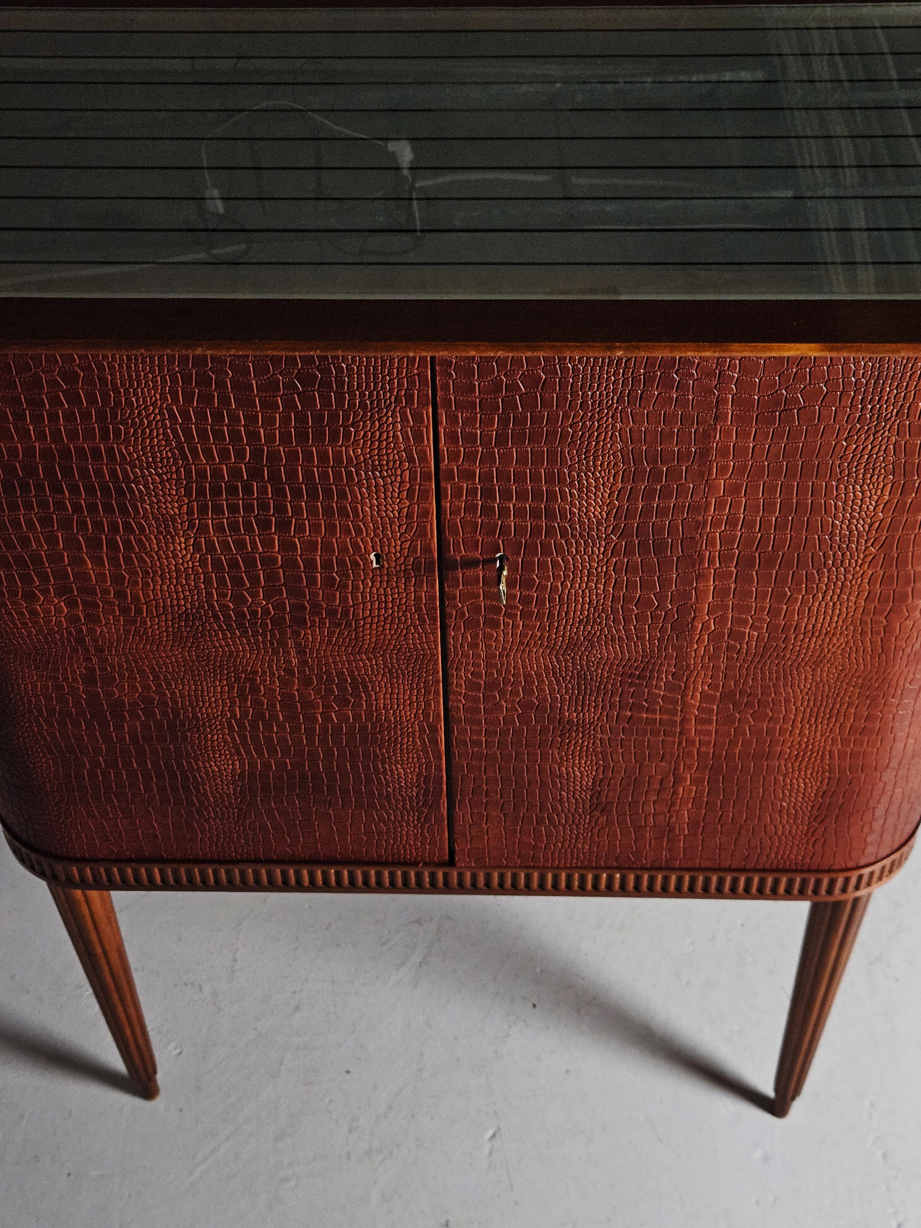 Mobile bar moderno scandinavo in mogano e pelle, Svezia, anni '50 in vendita 2
