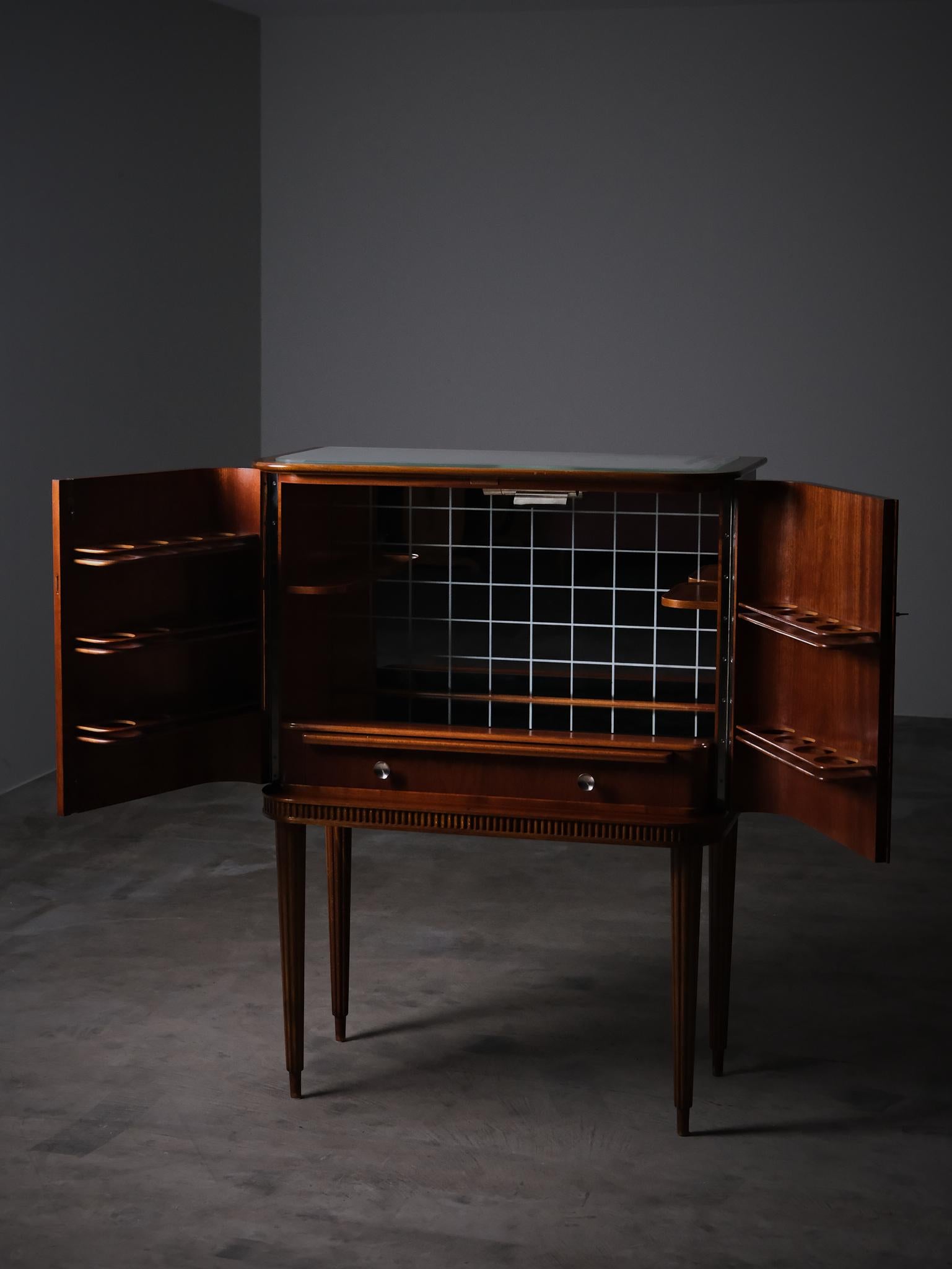 Mobile bar moderno scandinavo in mogano, Svezia, anni '50 In condizioni buone in vendita a Eskilstuna, SE
