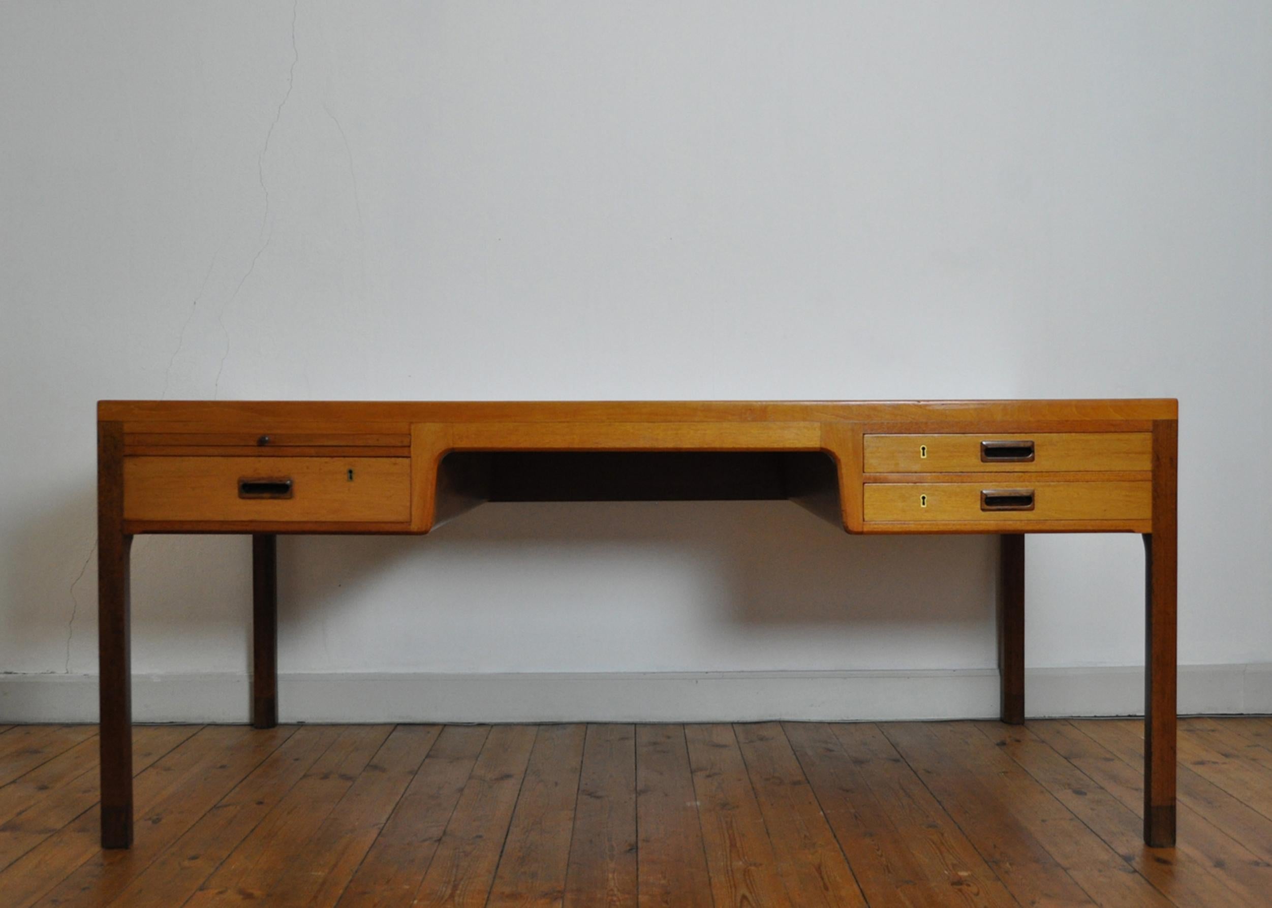 Scandinavian Modern Mahogany Desk by Ejnar Larsen and Aksel Bender Madsen For Sale 5