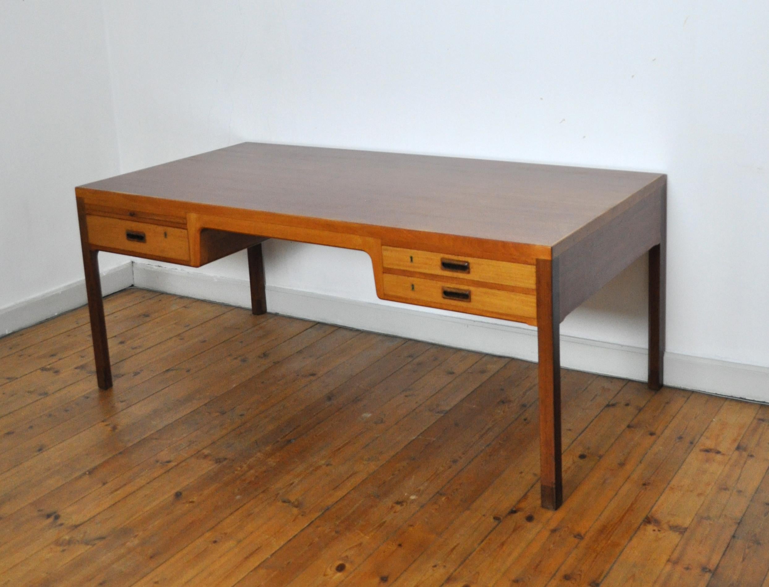 Scandinavian Modern Mahogany Desk by Ejnar Larsen and Aksel Bender Madsen In Good Condition For Sale In Vordingborg, DK