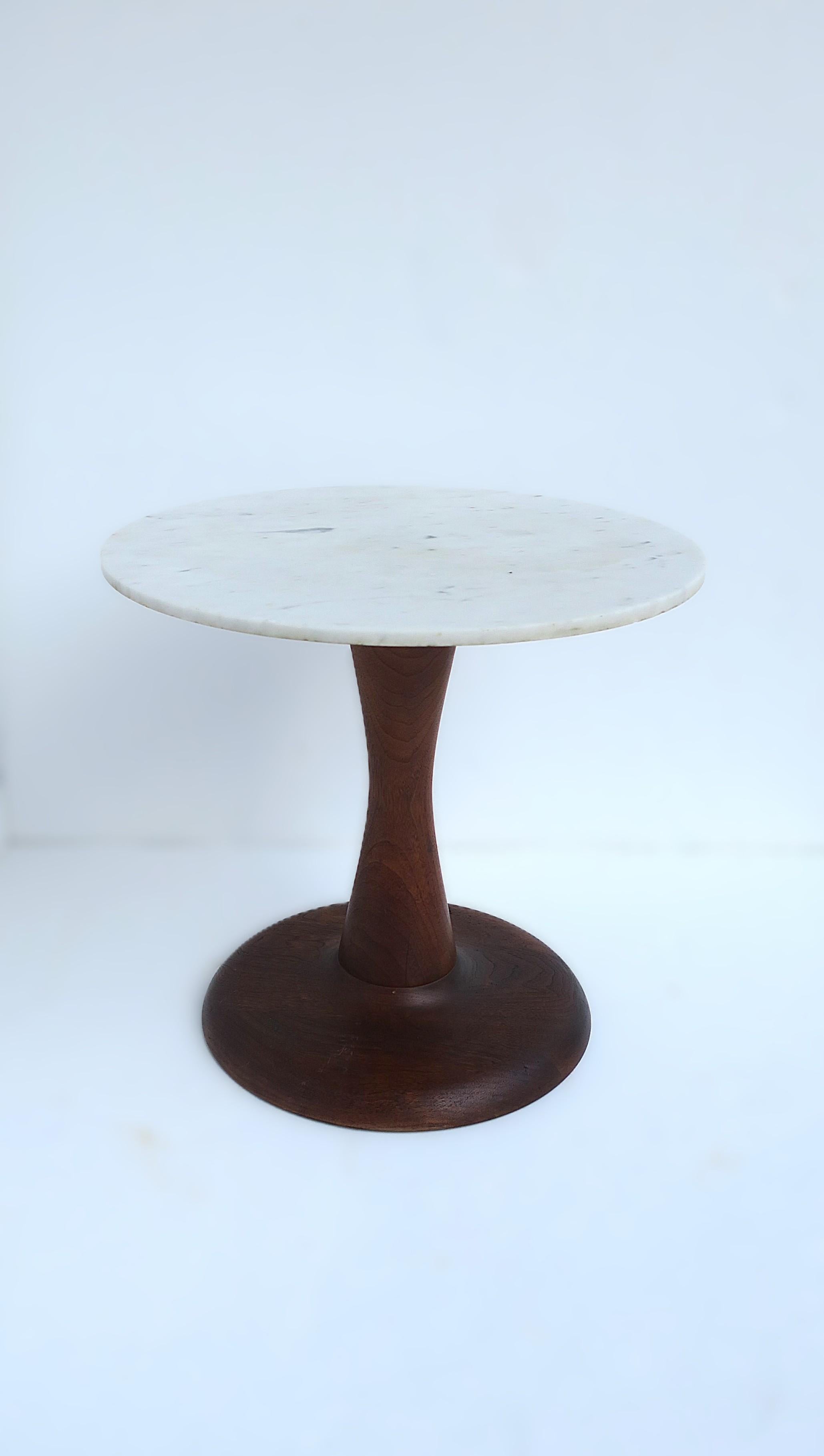 Mesa danesa redonda de mármol y madera para bebidas, periodo de dise�ño moderno escandinavo/danés, hacia mediados del siglo XX, Dinamarca. La mesa es de diseño escandinavo/danés, con una hermosa base de madera lisa con ligera forma de reloj de arena