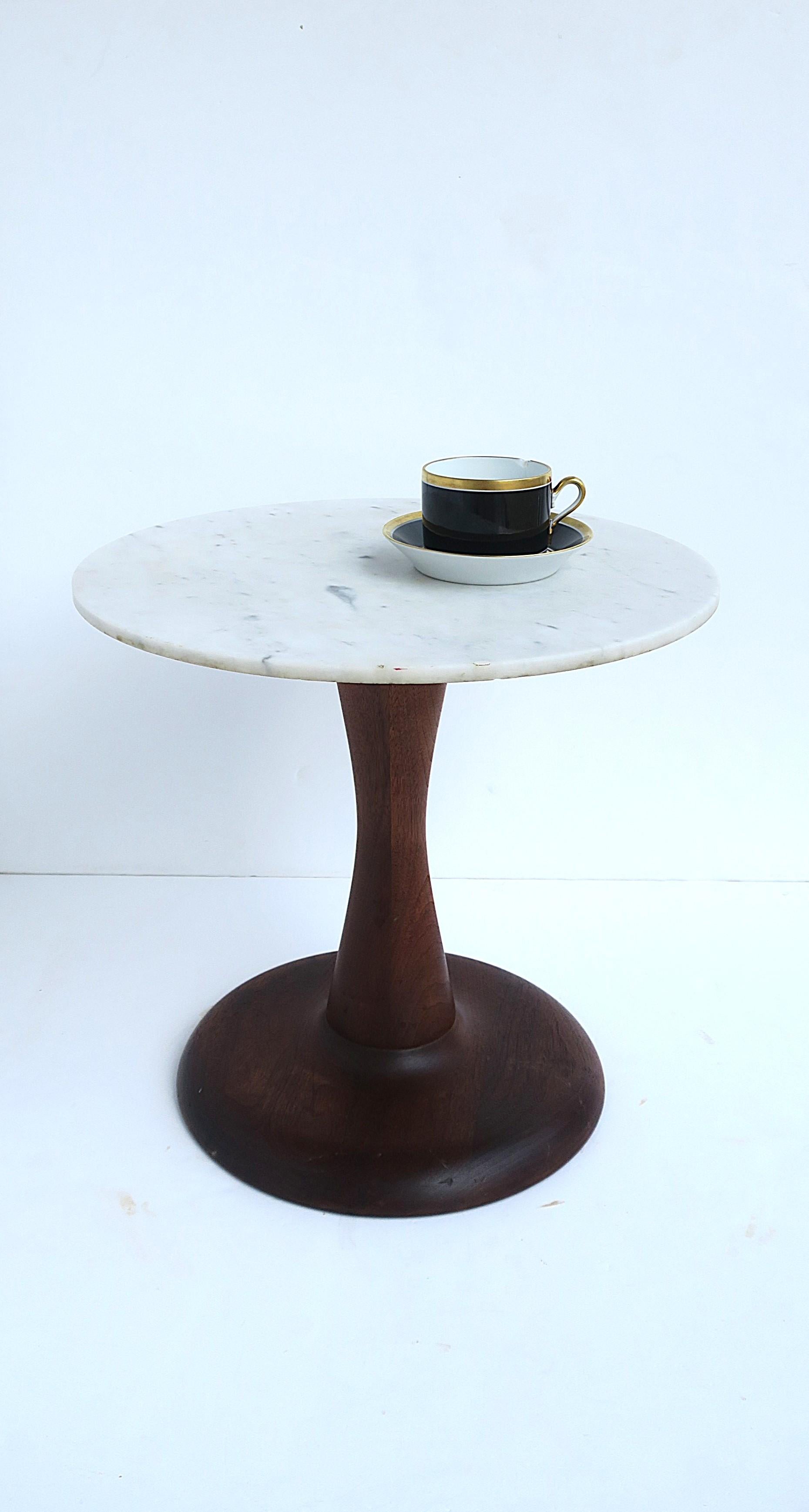Mesa auxiliar de mármol moderna escandinava Escandinavo moderno en venta