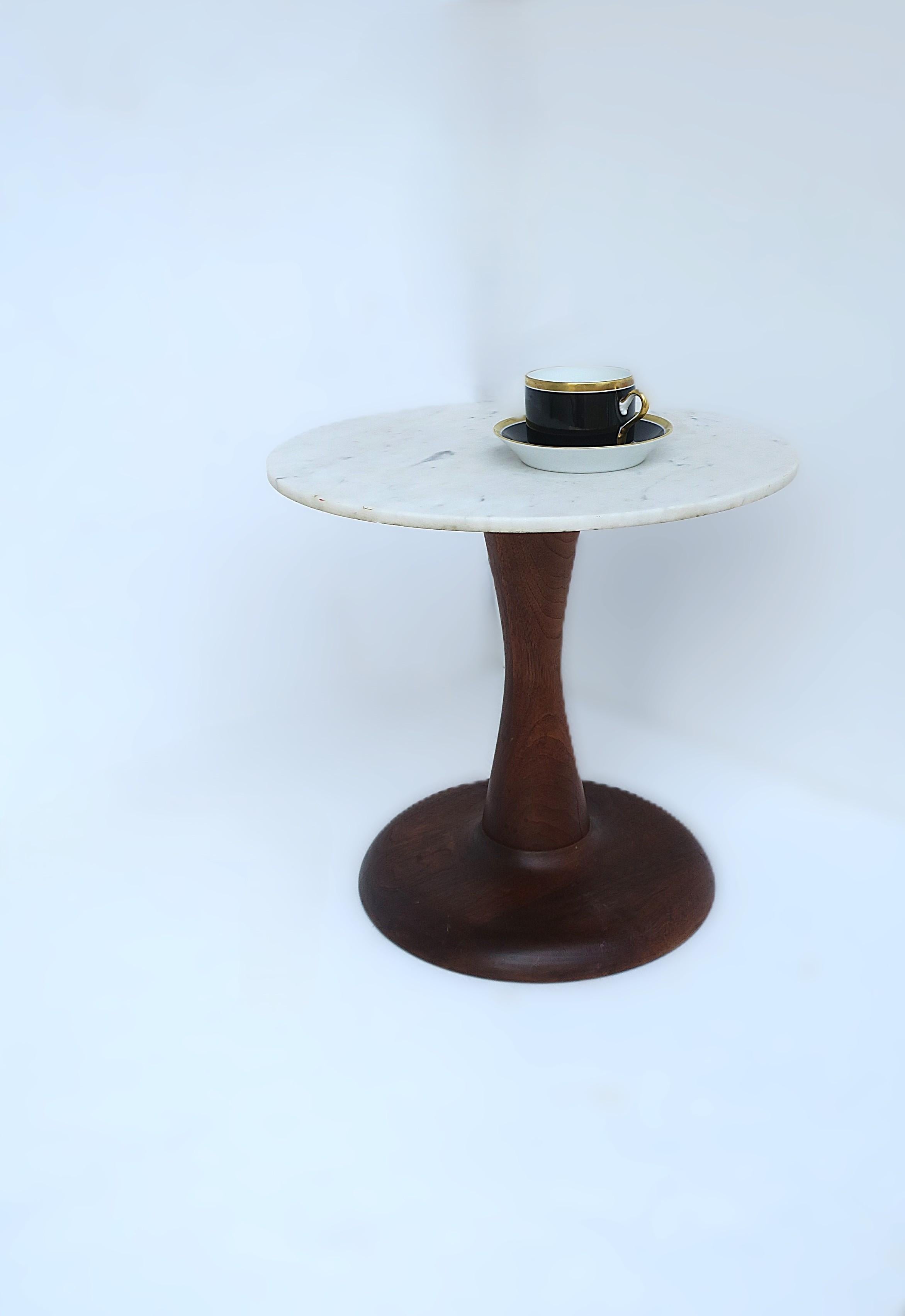 Mesa auxiliar de mármol moderna escandinava en Bueno estado para la venta en New York, NY