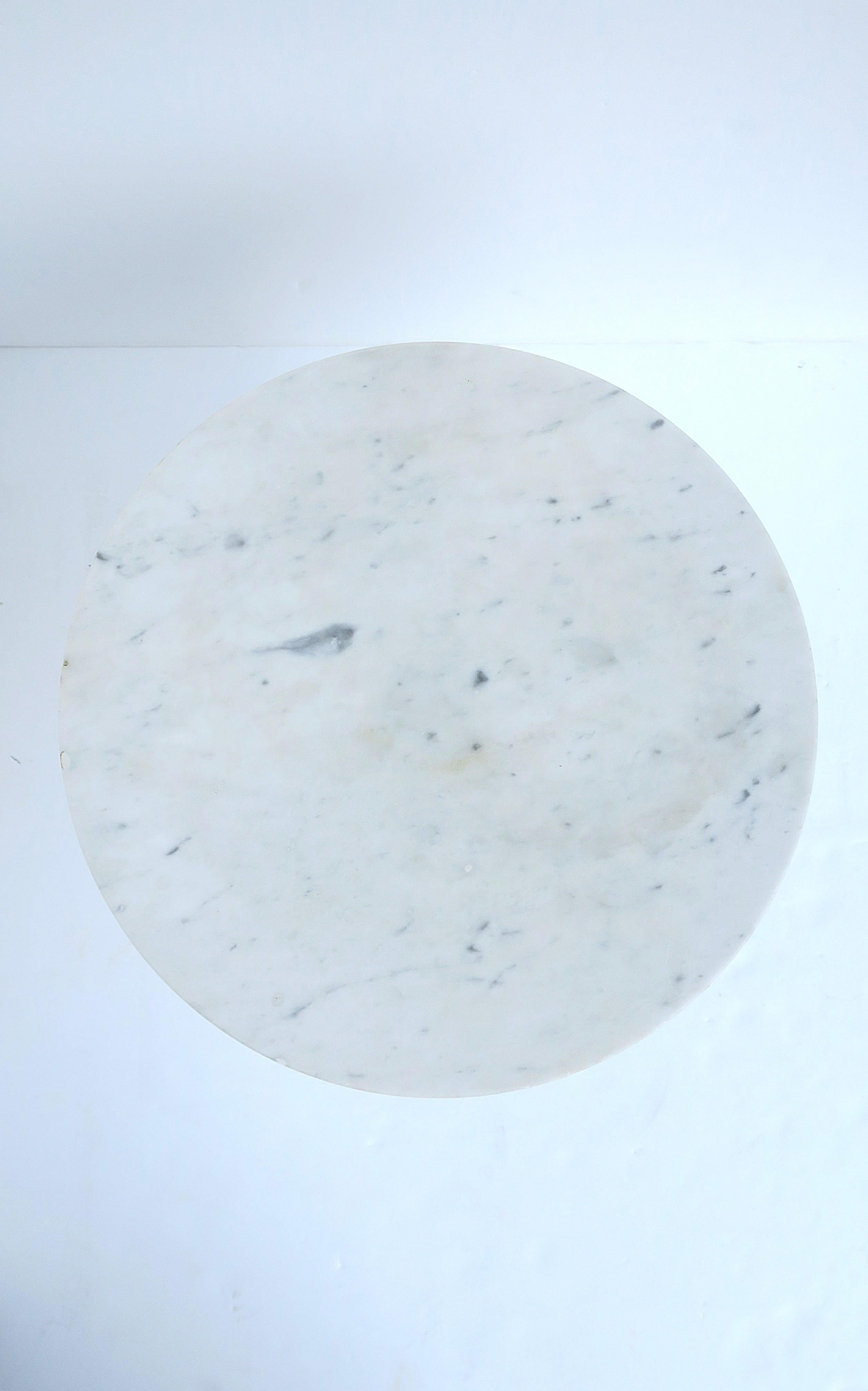 Mesa auxiliar de mármol moderna escandinava en venta 1