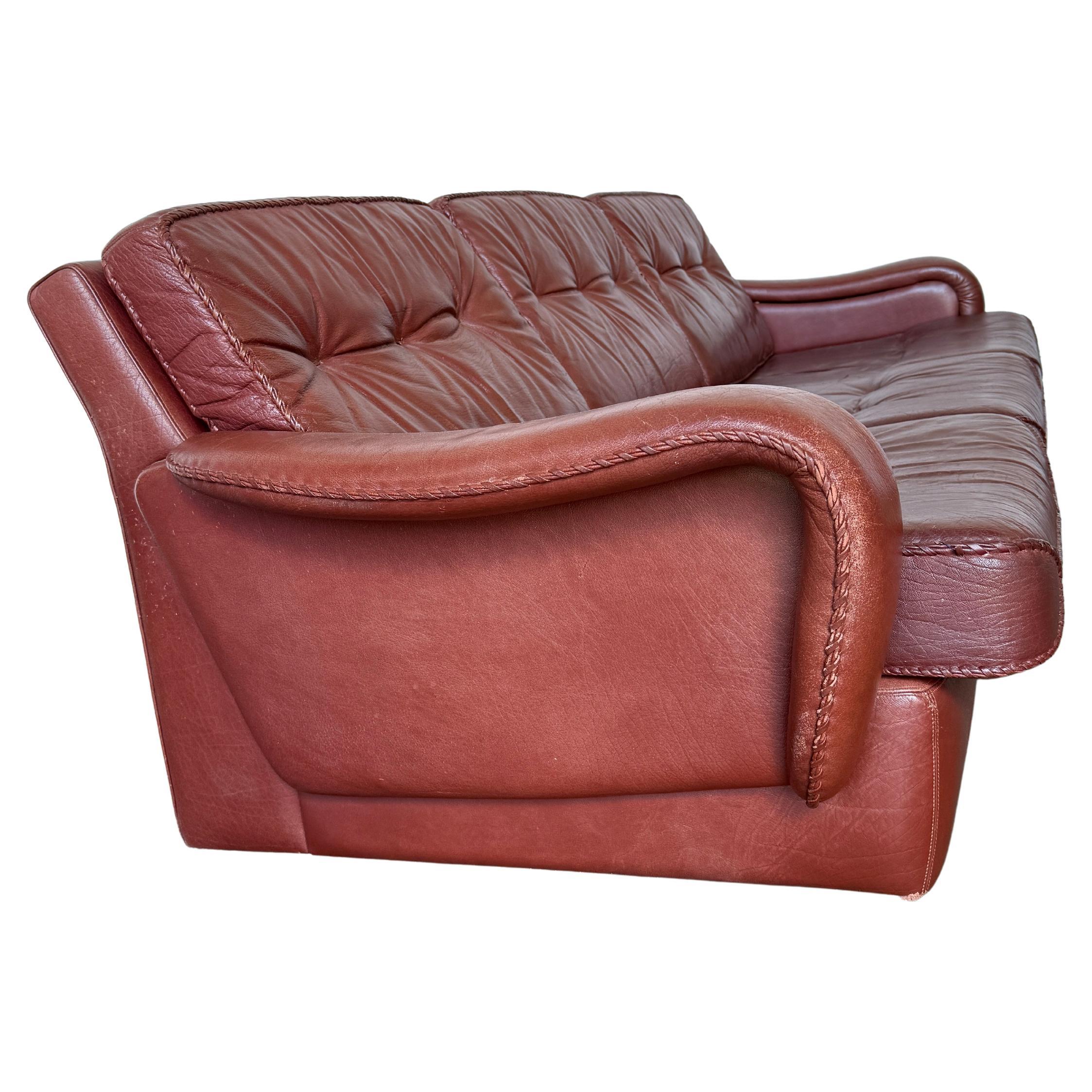 Mid-Century moderno Scandinavian modern maroon leather 3 seat sofa lounge by Madsen & Schubell in vendita