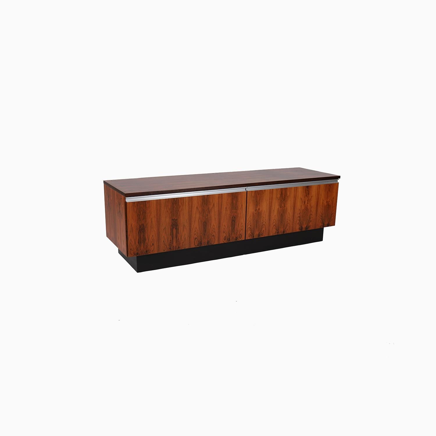 Scandinavian Modern Media Credenza In Excellent Condition In Minneapolis, MN