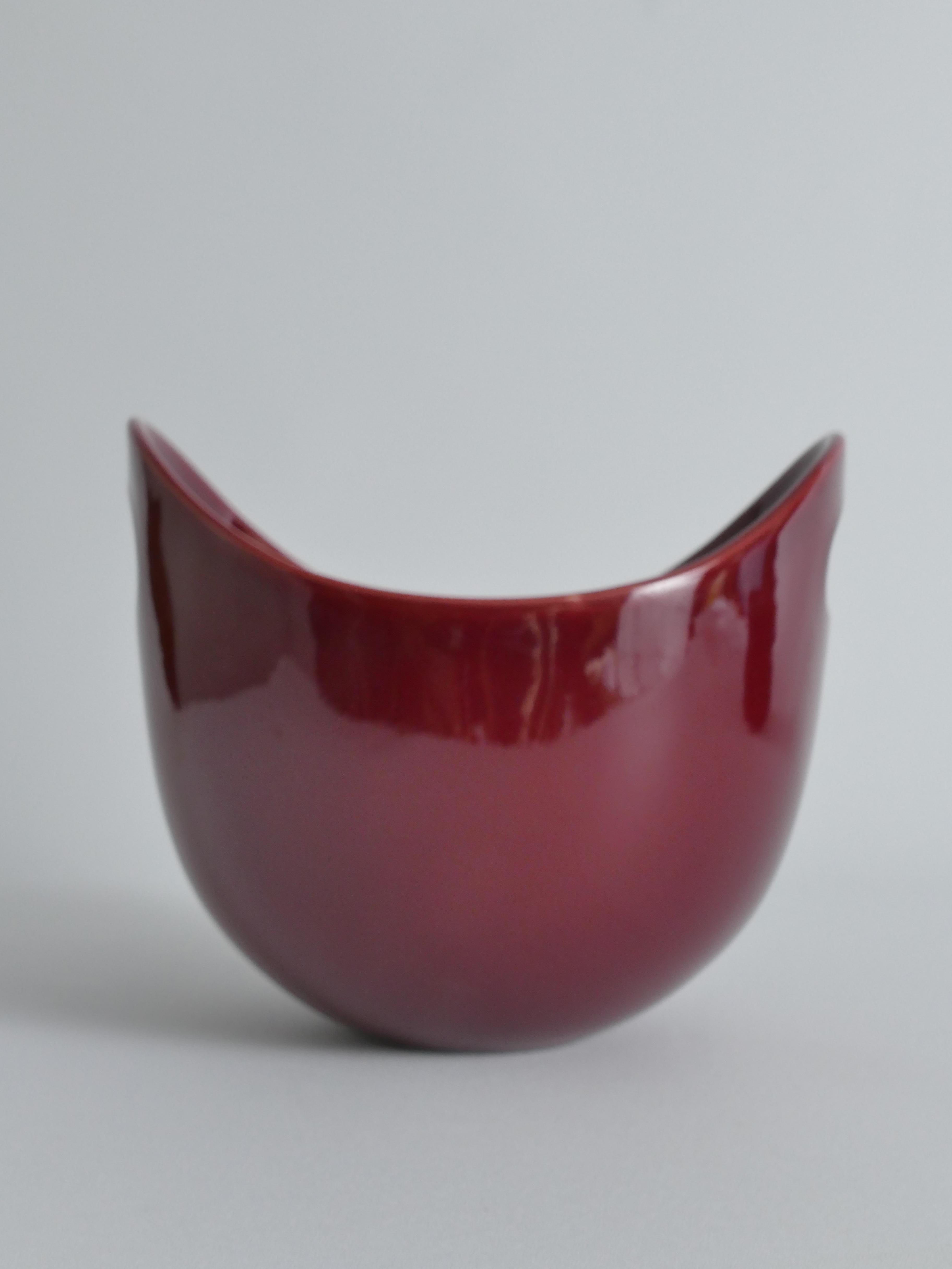 This elegant Scandinavian Modern stoneware bowl was crafted by SYCO Keramik in Strömstad, Sweden, during the 1950s. Its sleek, upward-sweeping form with sculpted oval handles reflects the refined minimalism of mid-century Nordic design. Finished in