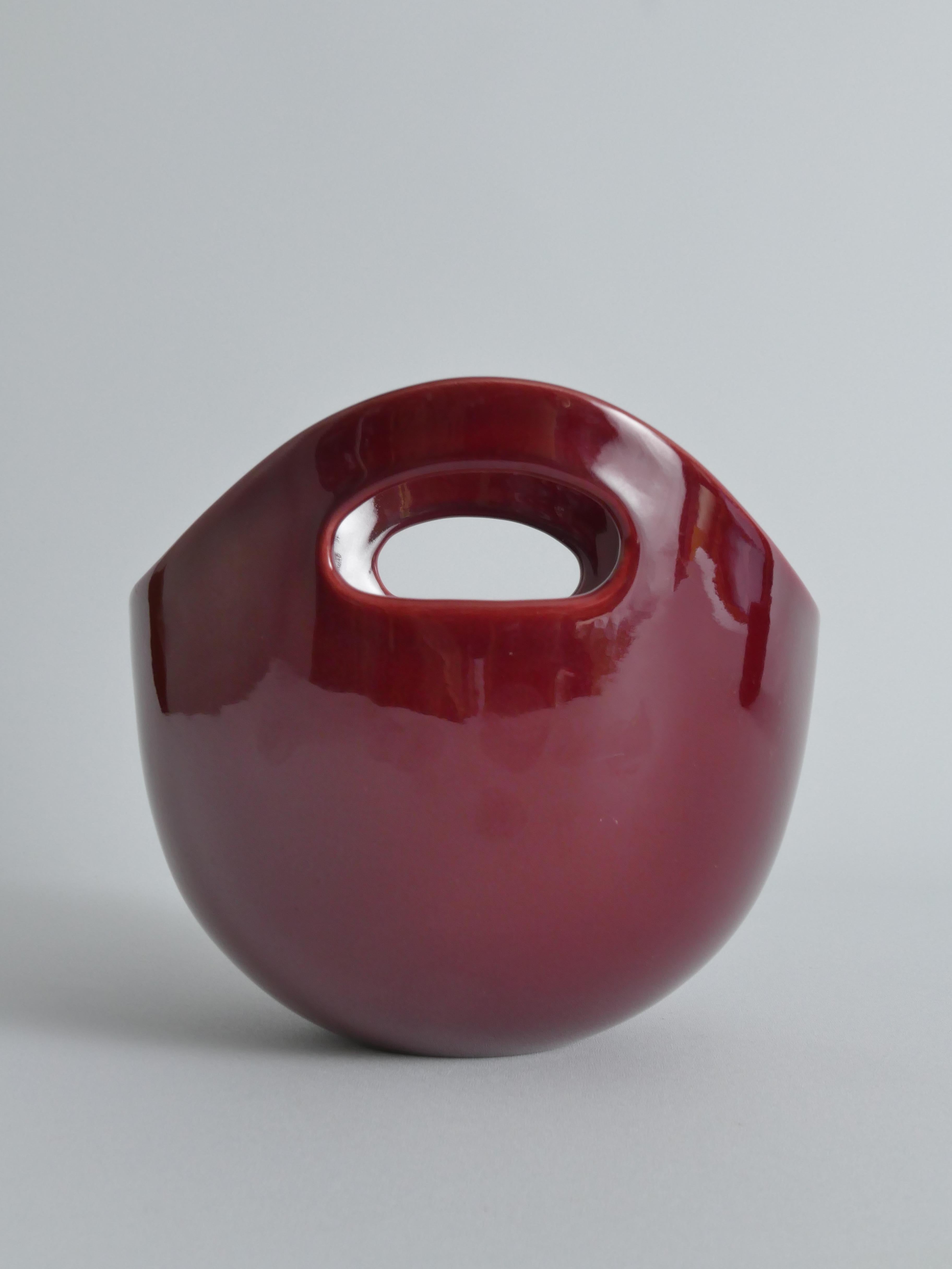 Scandinavian Modern Merlot Red Stoneware Bowl by SYCO, Sweden, 1950s In Good Condition For Sale In Grythyttan, SE