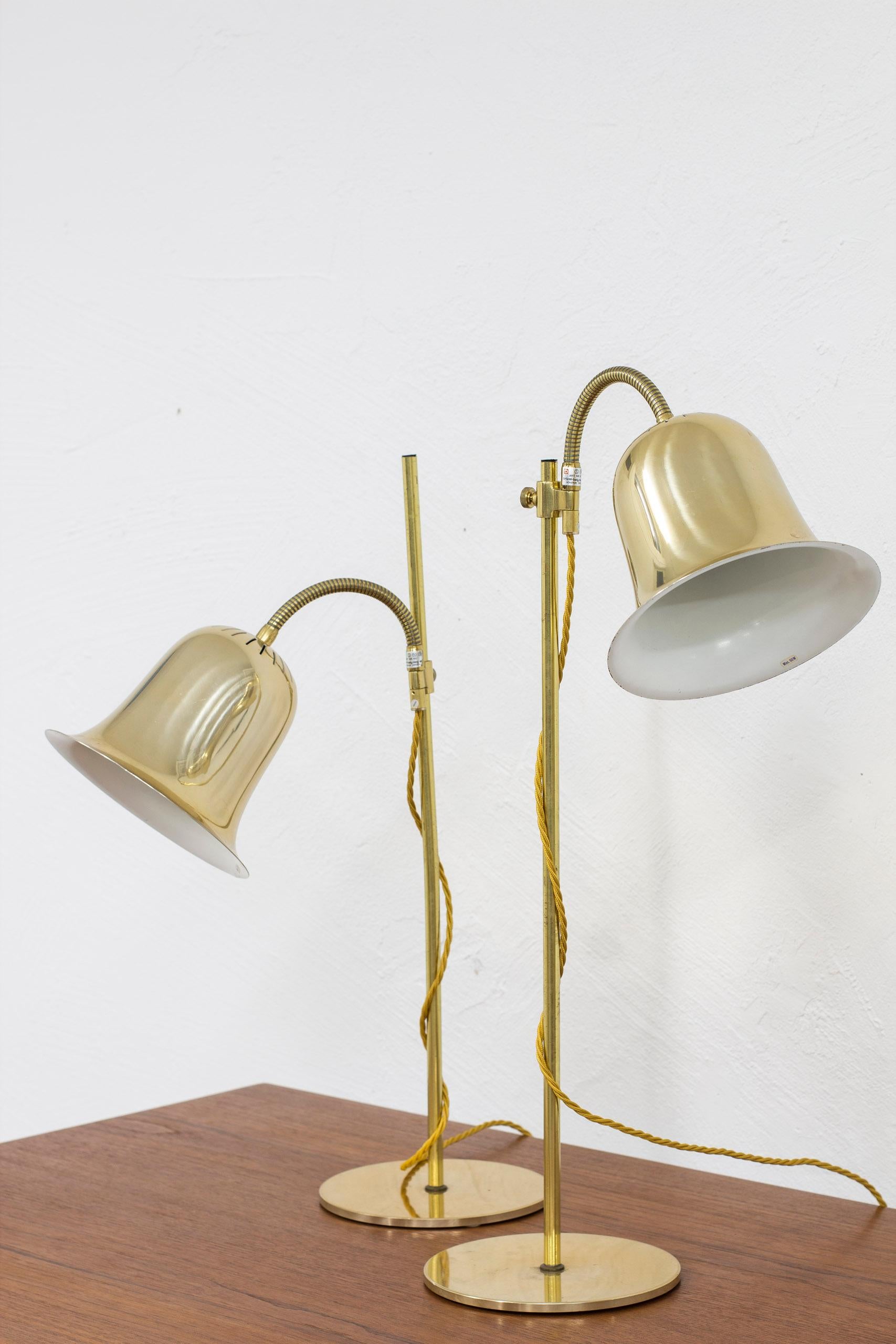 Lámparas de mesa escandinavas modernas de mediados de siglo de Trivselbelysning en latón, años 70 Escandinavo moderno en venta