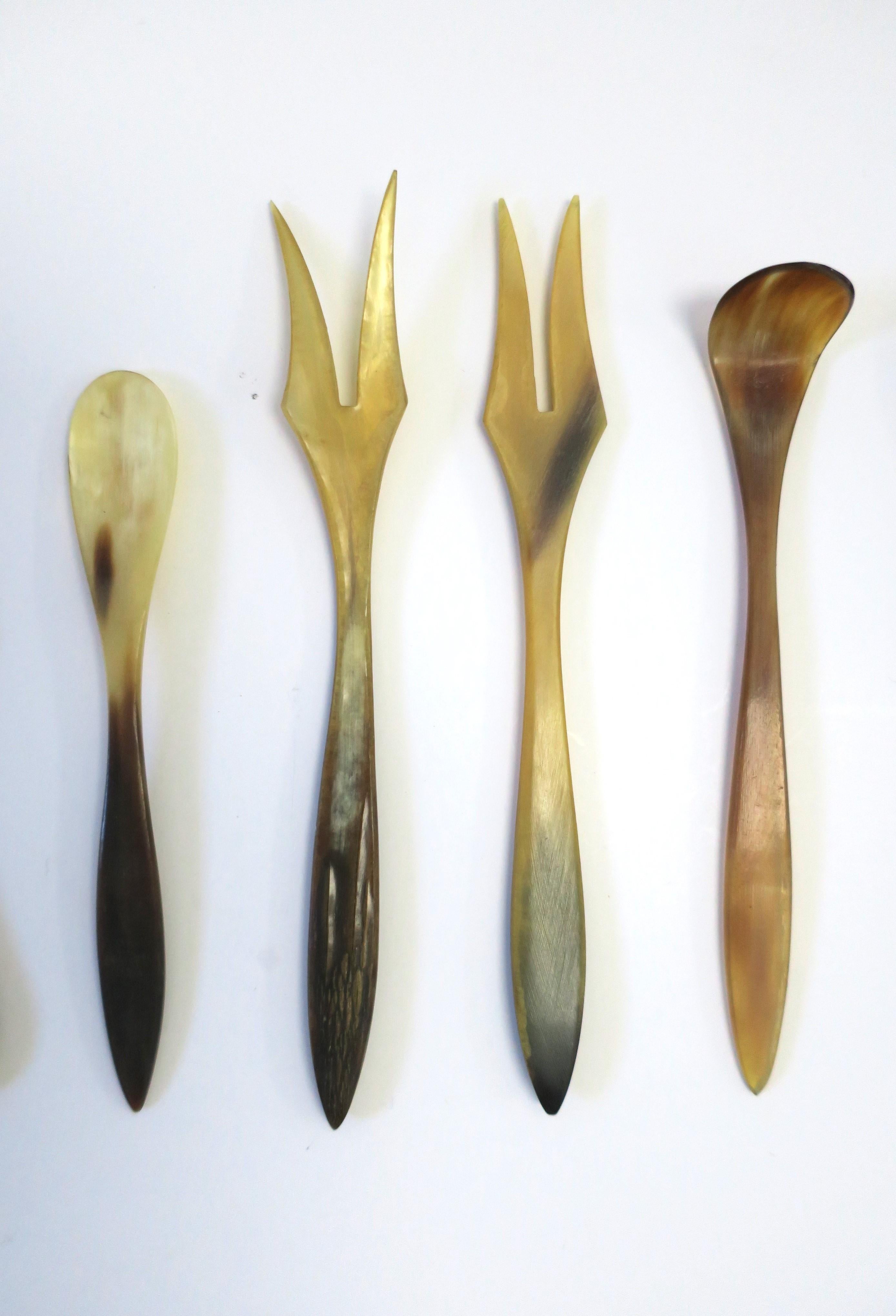 Scandinavian Modern Minimalist Horn Appetizer Utensils, Set of 6 In Good Condition For Sale In New York, NY