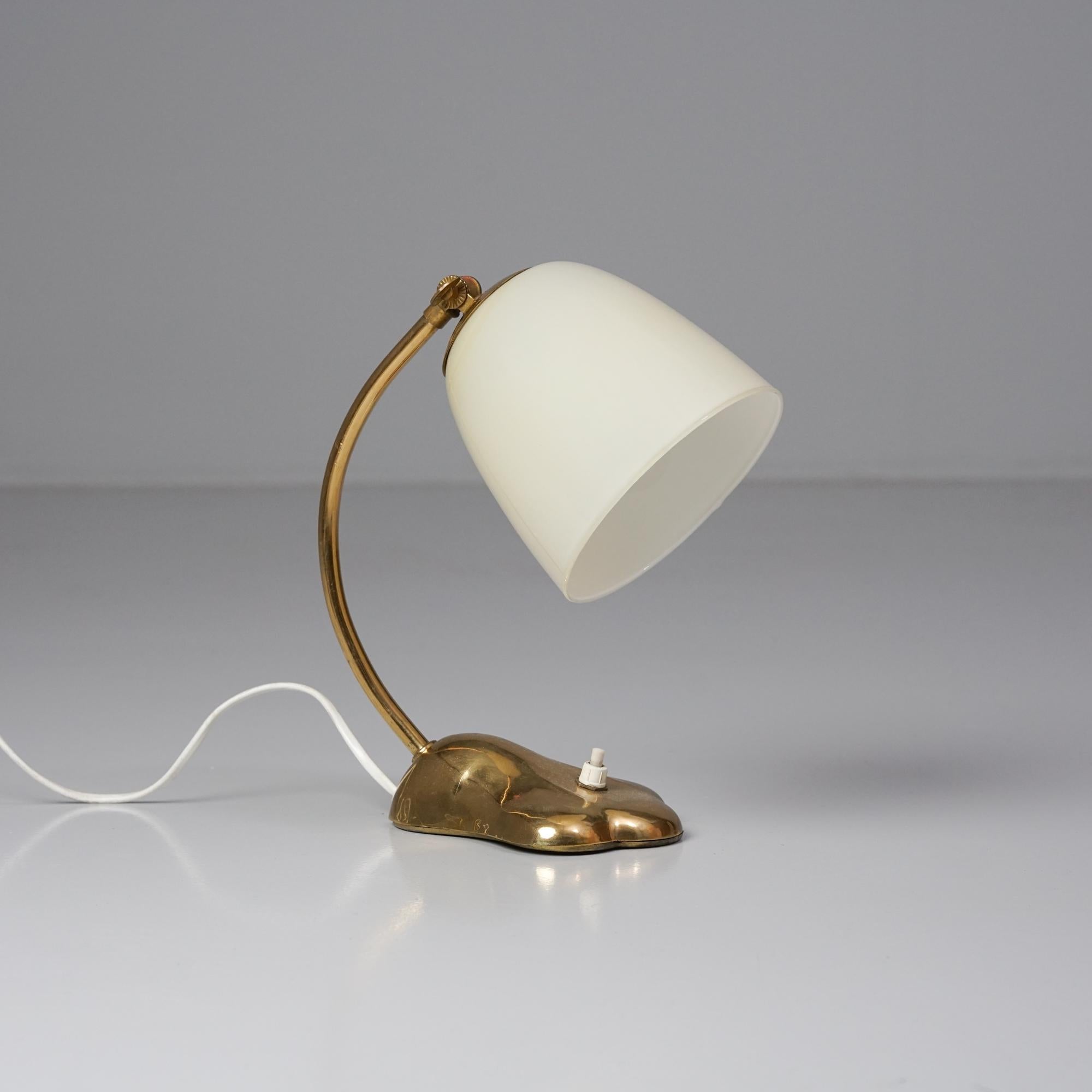 Scandinavian Modern table-/ wall light, manufactured by Valinte Oy, 1950s. Brass frame, opaline glass shade. Marked. Good vintage condition, minor patina consistent with age and use. 