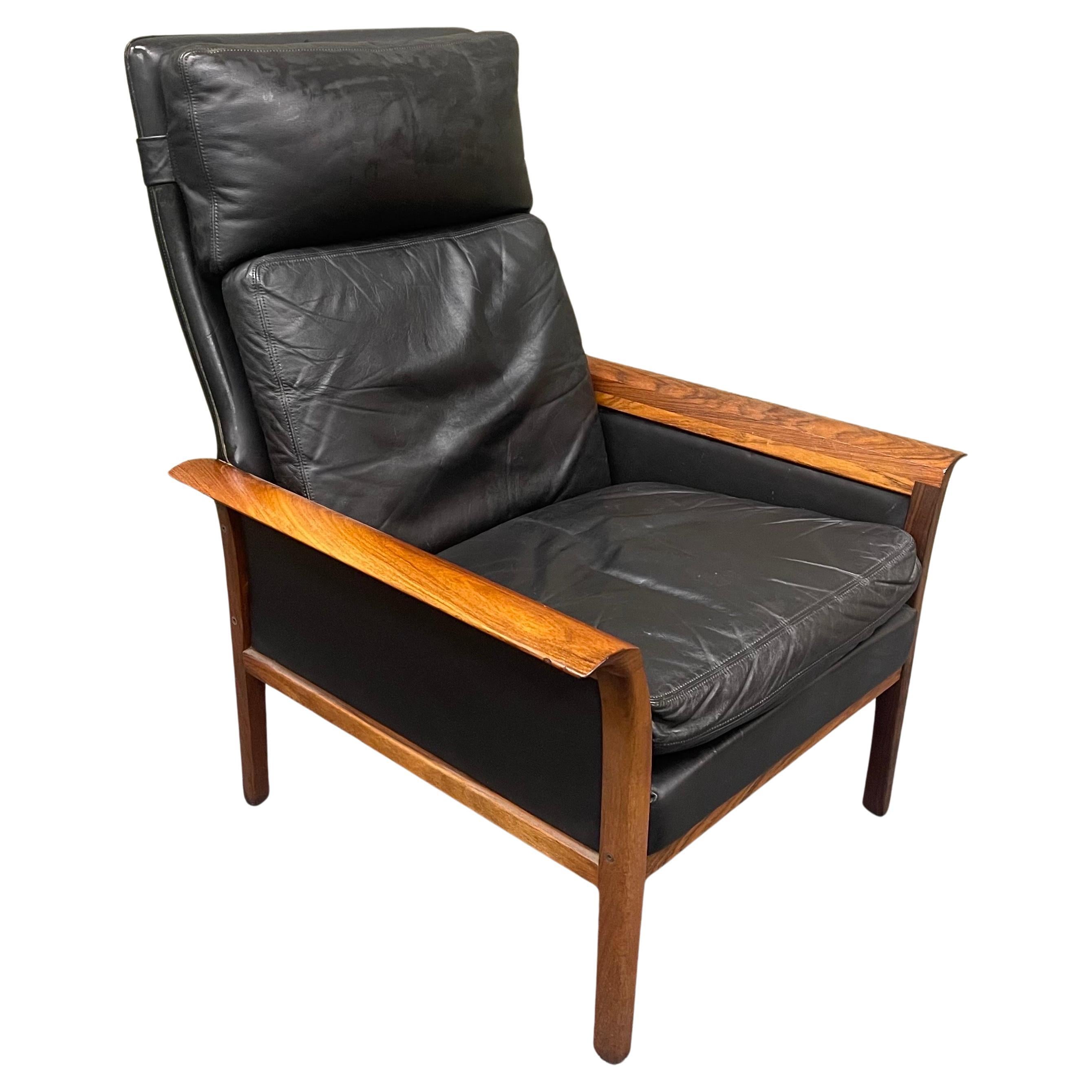 A very nice MCM scandinavian modern Model 924 Lounge Chair by Knut Saeter for Vatne Mobler, circa 1970s. This stunning Norweigian chair features rich vintage leather and sculpted arms with a well constructed rosewood frame. The chair is very well