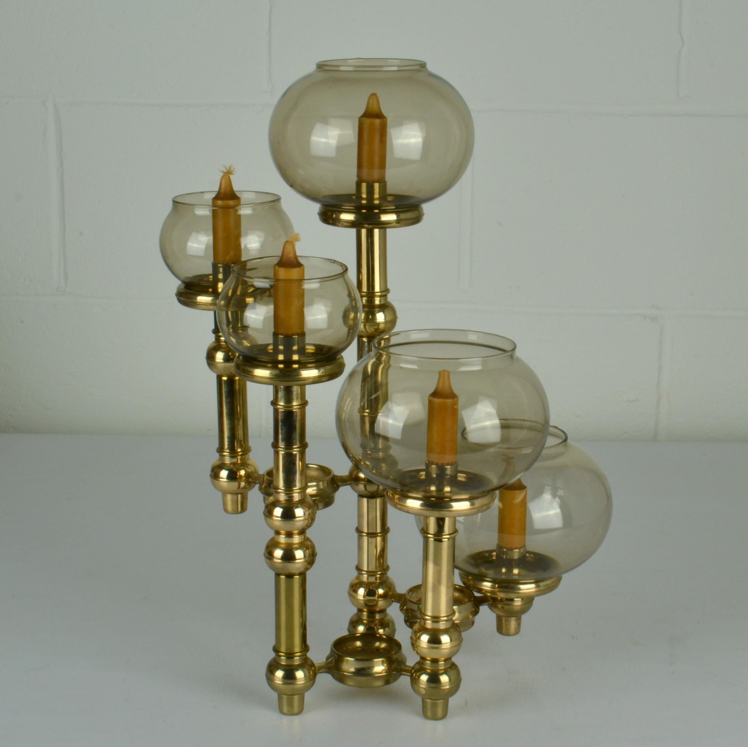 Candelabro moderno scandinavo modulare in ottone con paralumi in vetro In condizioni ottime in vendita a London, GB