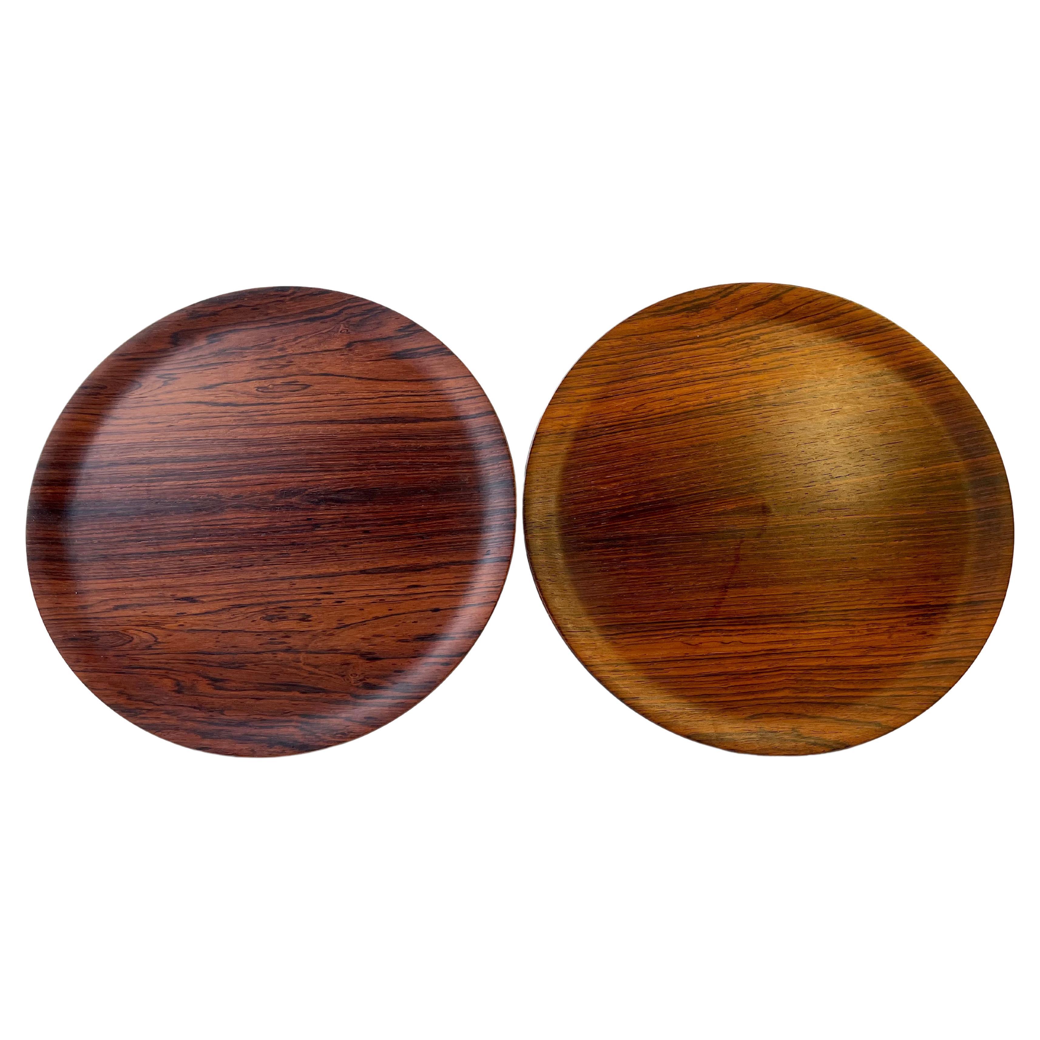 A pair of 29 cm round serving trays in molded rosewood veneer. Made in Scandinavia during the 1960s, probably by Åry Denmark and in a style reminiscent of Uno & Osten Kristiansson. Please notice that these are made from East Indian type rosewood