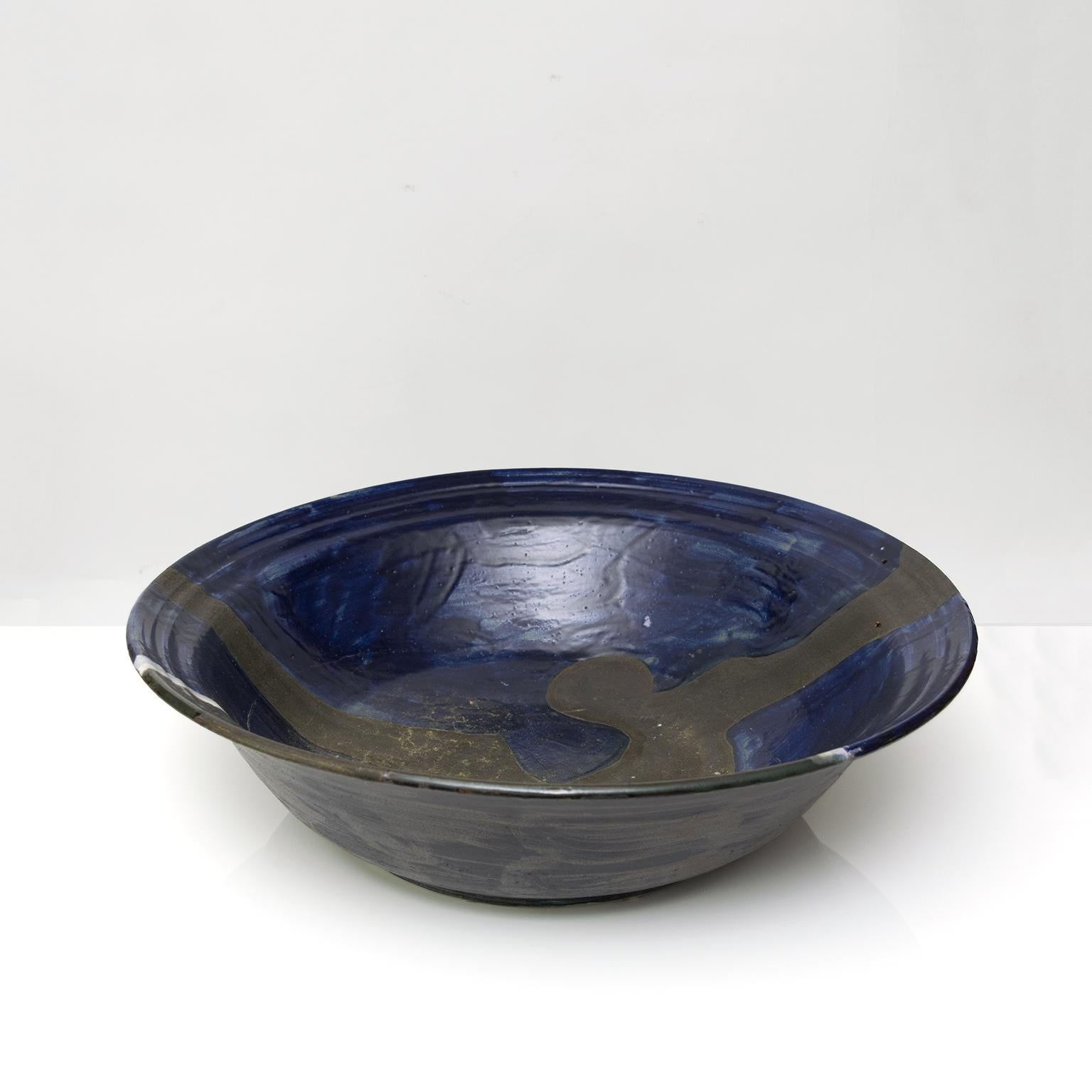 A monumental unique Scandinavian Modern ceramic bowl by British born ceramicist Carl Cunningham-Cole who worked in Scandinavia for 30 years. This piece is hand thrown and glazed in deep blue, white and gray. 

Measures: Height 7