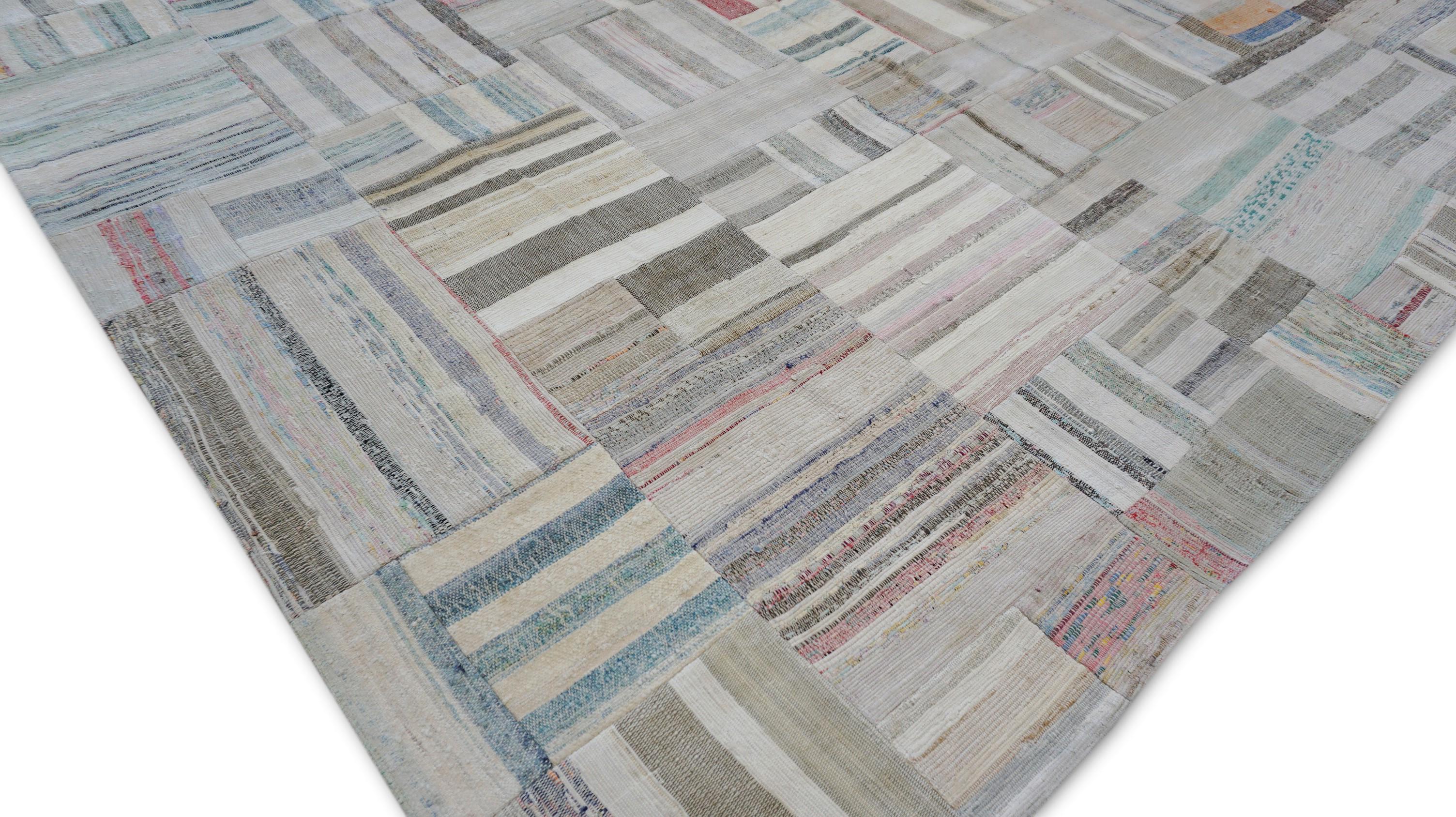Dieser zeitgenössische, handgewebte Patchwork-Teppich verkörpert auf wunderbare Weise modernen Minimalismus und handwerklichen Charme. Sorgfältig aus einzeln ausgewählten, handgewebten Segmenten gefertigt, zeichnet es sich durch ein raffiniertes und