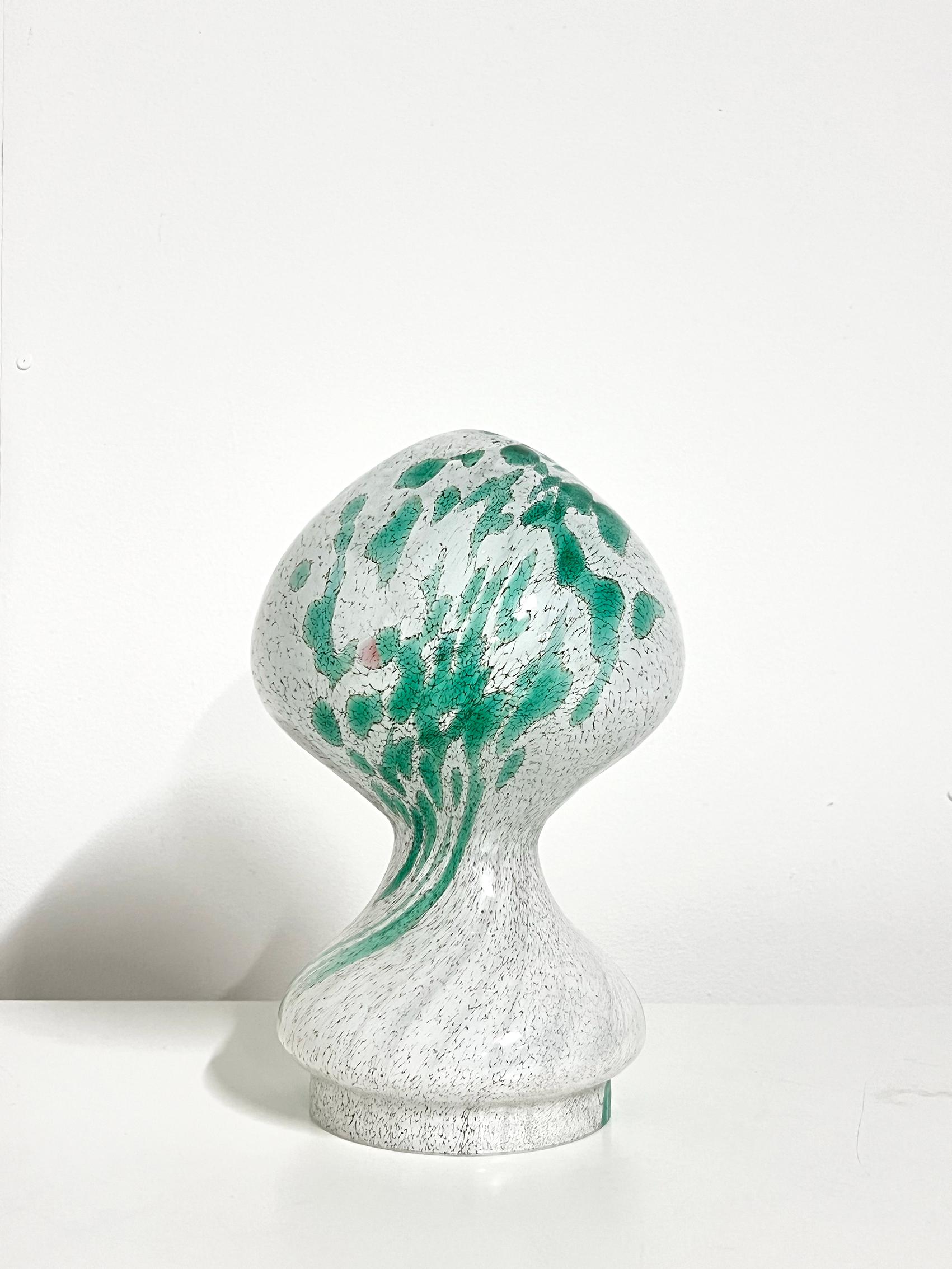 Lampe de table à champignon The Modern Scandinavian, Pukeberg ca 1970's.
Bon état vintage, usure et patine correspondant à l'âge et à l'utilisation. 
Câblage original. Nous recommandons que cette lampe soit recâblée selon les normes électriques du