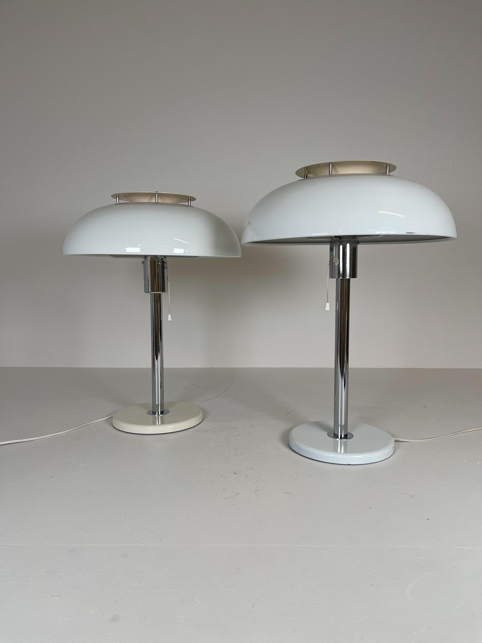 A pair of mushroom table lamps produced in Sweden during the 1970-1980s for Fagerhults Belysning. White lacquer white metal shade and base with a chromed metal rod. 

Good fair working condition. Scratches and wear. 

Dimensions: Height 55 cm,