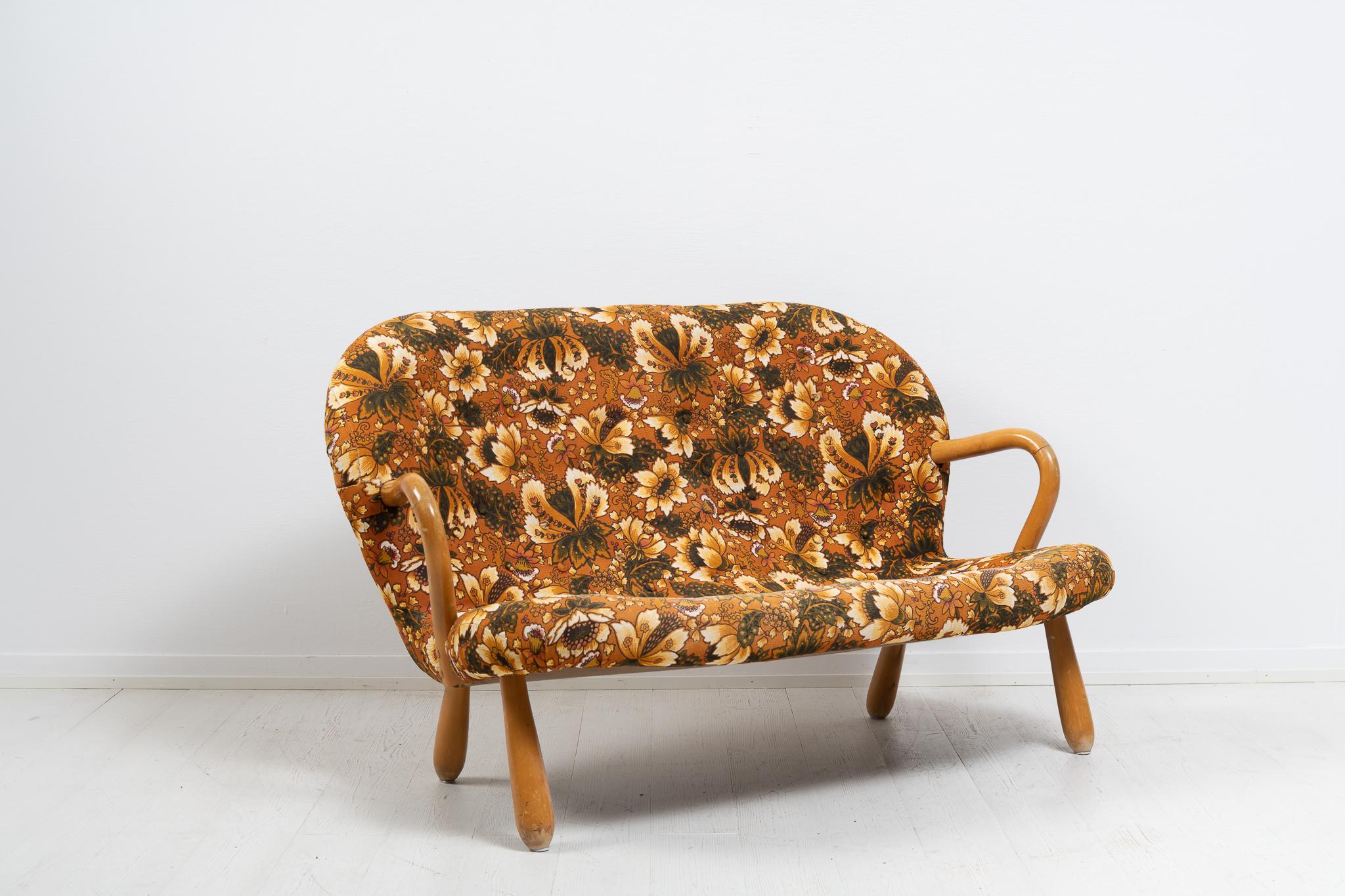 Muslinge sofa or Clam sofa designed in 1944 likely by Philip Arctander. The sofa is manufactured by Sune Johanssons Möbelfabrik in Nässjö, Sweden. The sofa is in good vintage condition consistent with age and use with some smaller signs of wear.