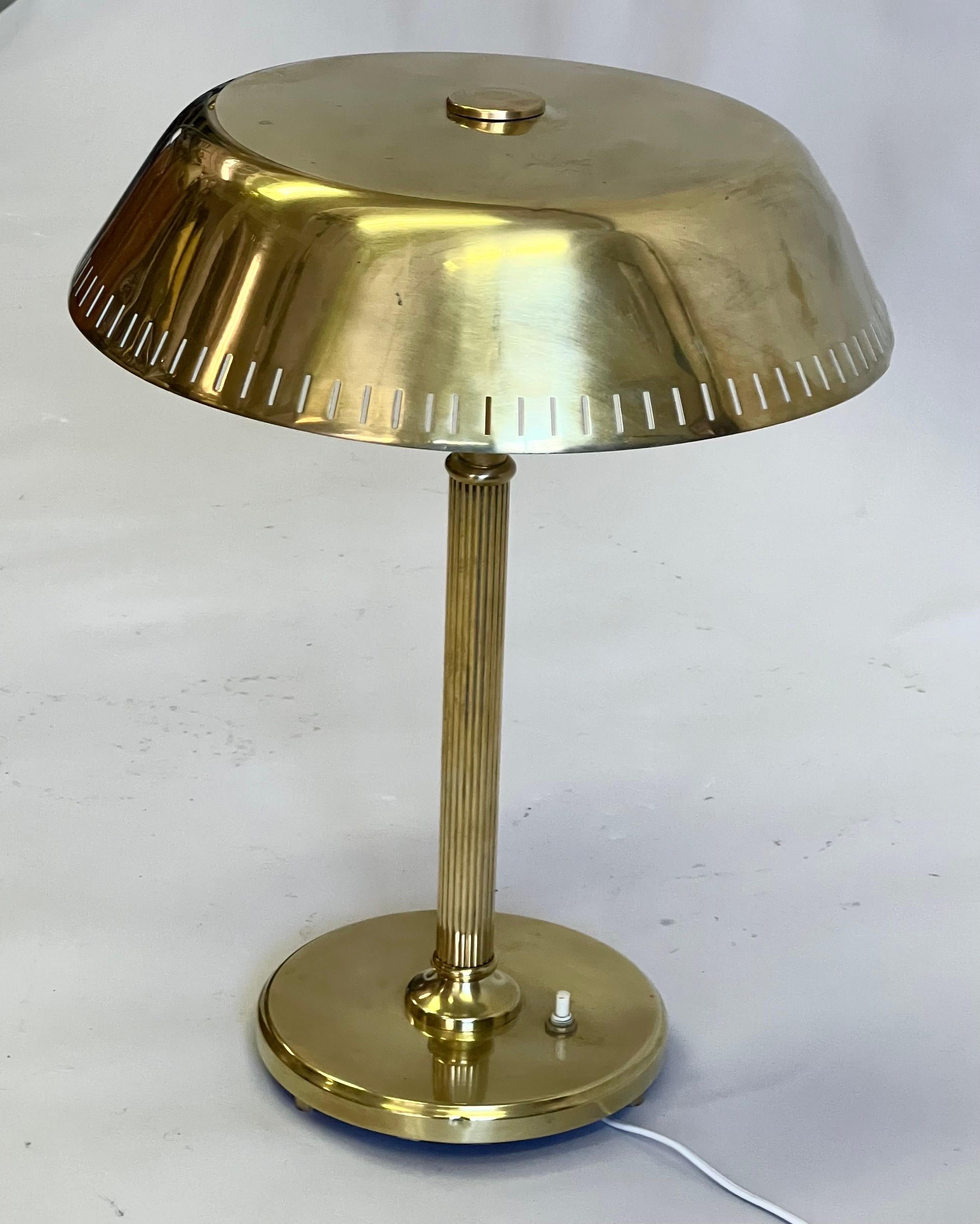 Mid-Century Modern Lampe de bureau néoclassique en laiton de style scandinave moderne attribuée à Paavo Tynell  en vente