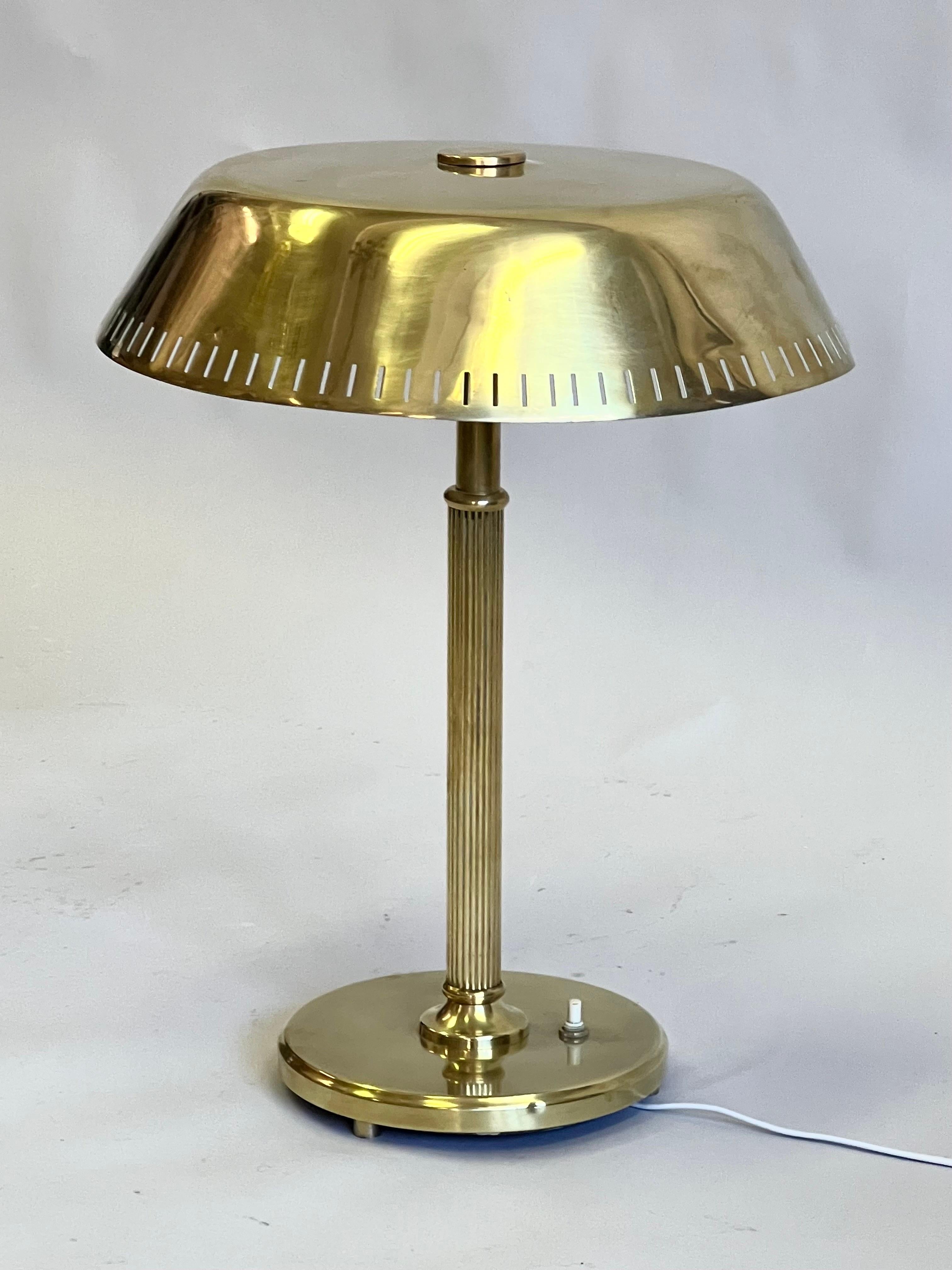 Finlandais Lampe de bureau néoclassique en laiton de style scandinave moderne attribuée à Paavo Tynell  en vente
